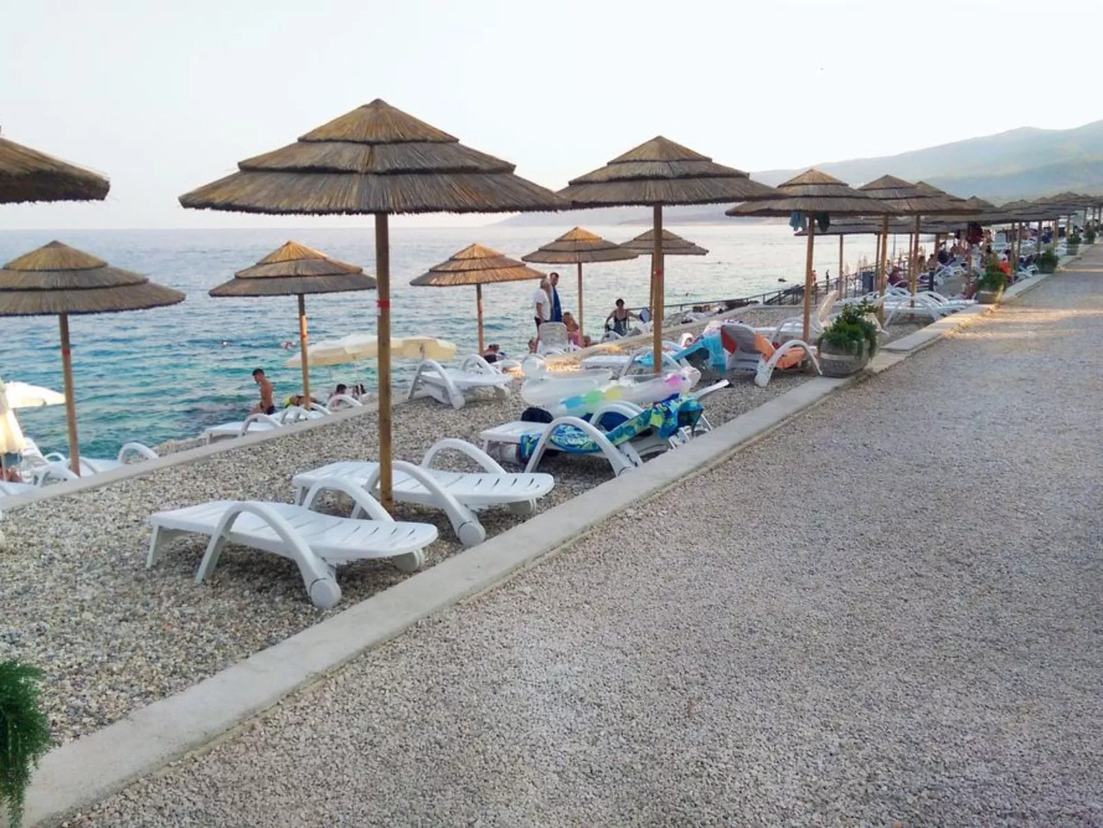 Mit Blick auf das Wasser-Draußen