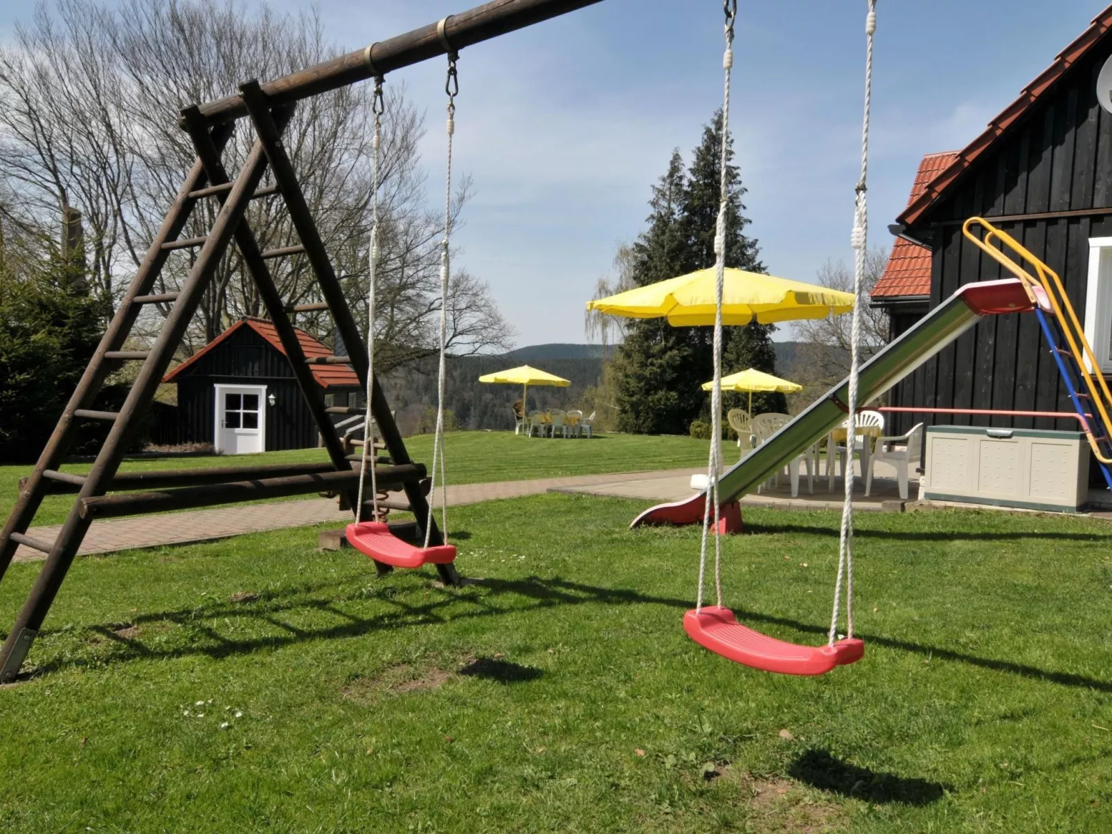 Mit Garten und Spielplatznutzung-Draußen