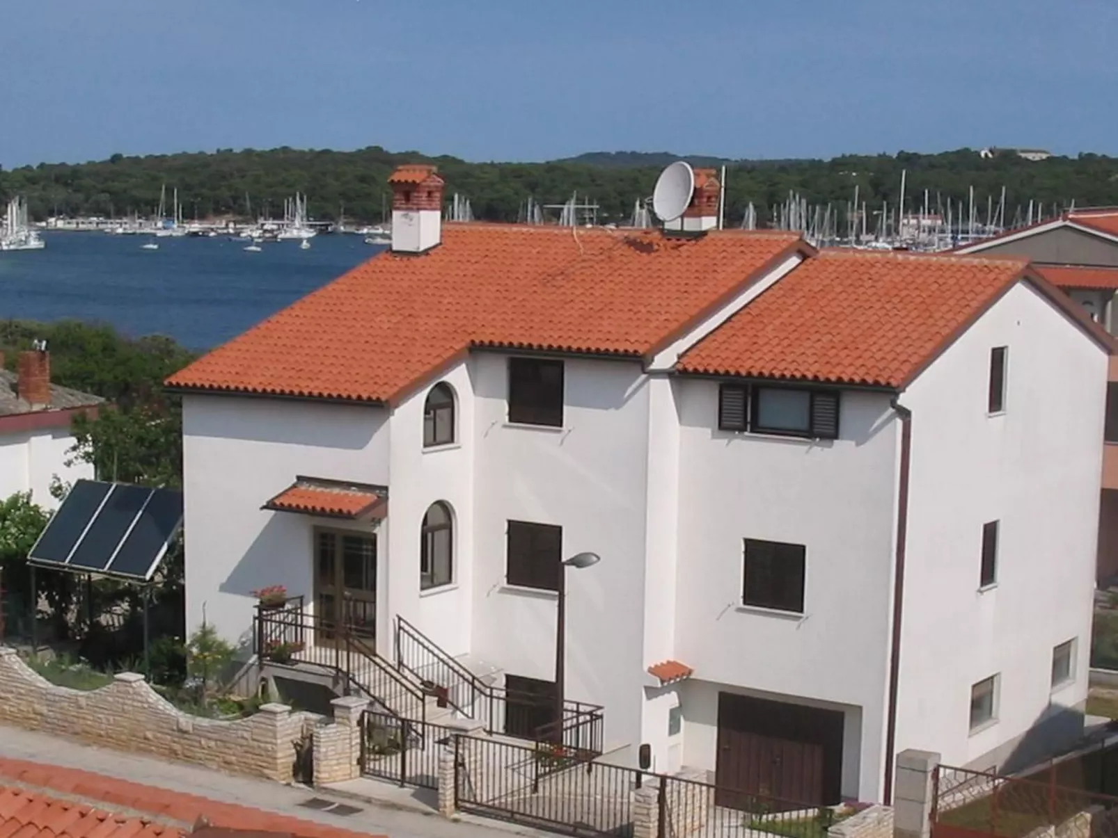 Wohnung mit großer Terrasse-Draußen