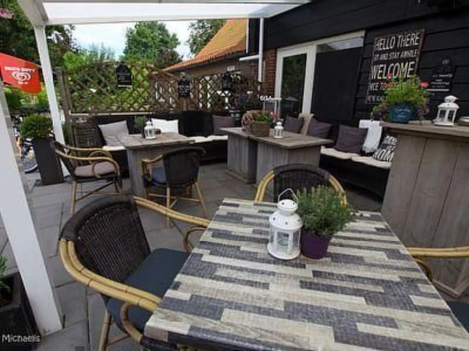 Gemütliches Vier-Personen-Bungalow mit Überdachung-Dehors