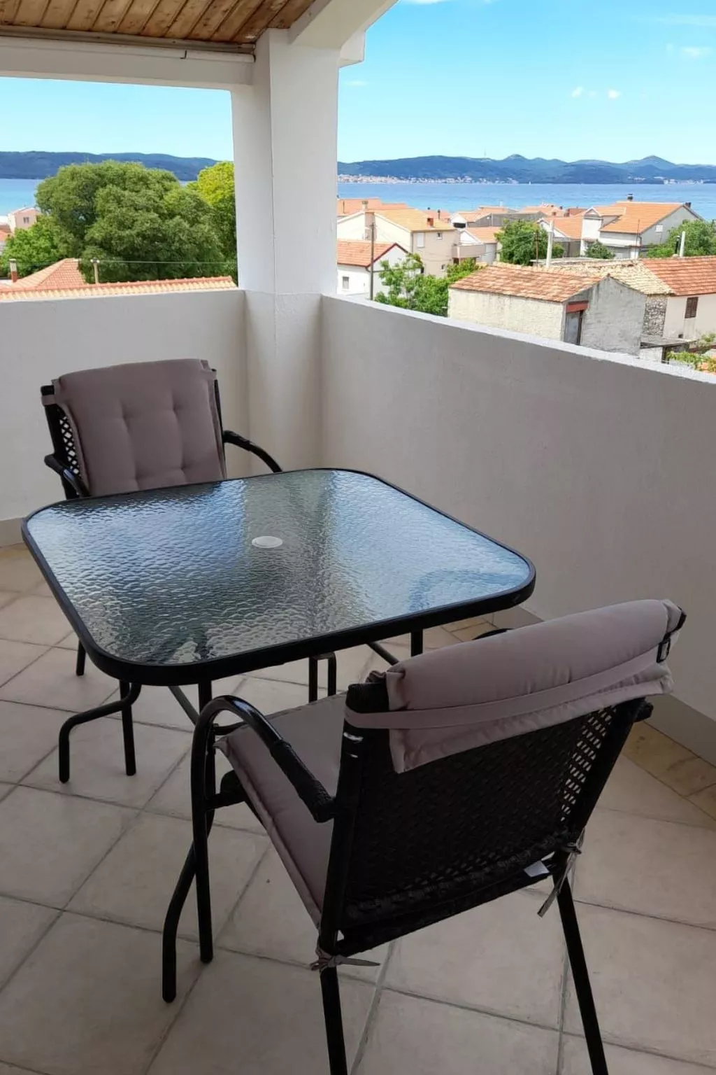 Mit Blick auf das Wasser-Dehors