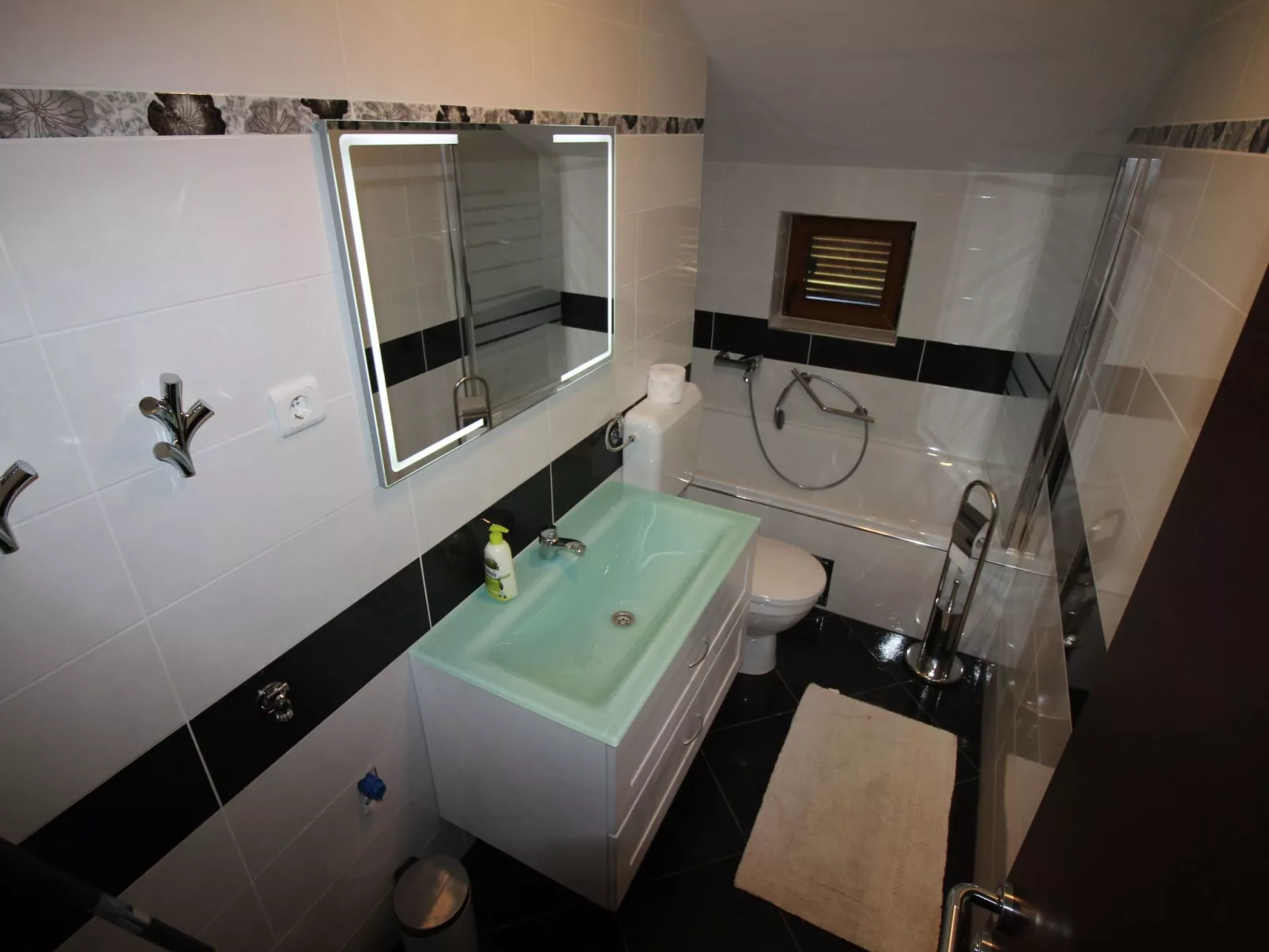 "Manda3" mit Blick auf das Wasser-Inside