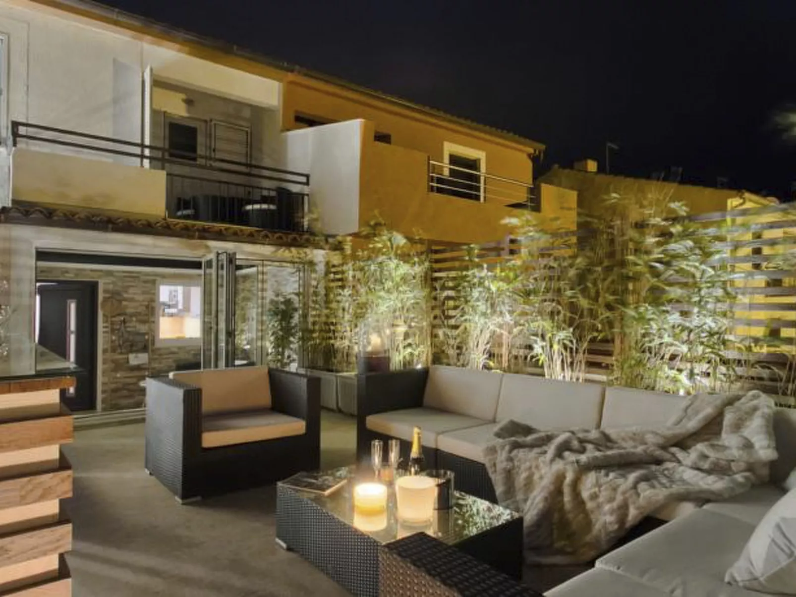 Stylisches Haus mit Dachterrasse, Bar und Hot Tub-Drinnen