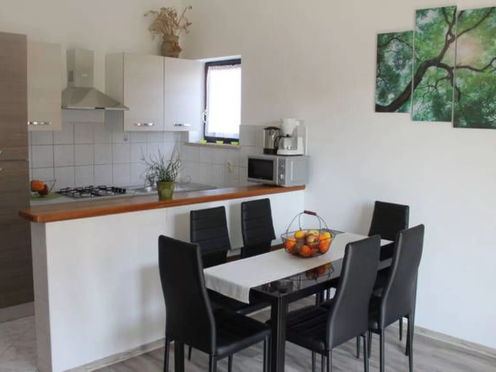 Mit Balkon für vier Personen-Inside