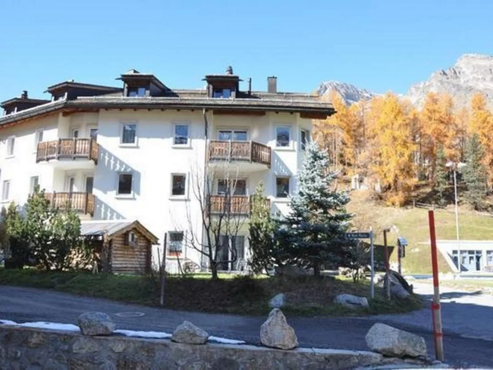 Chesa Sunasain V7-Draußen