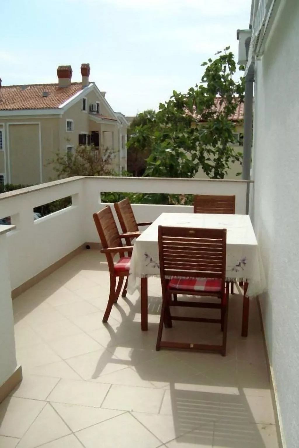 Wohnung Nr. 1 mit 2 Schlafzimmern und 2 Balkonen im 1. Obergeschoss-Dehors