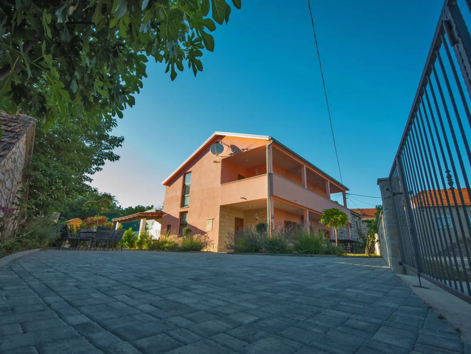 Haus in Grubine mit Außenpool-Draußen