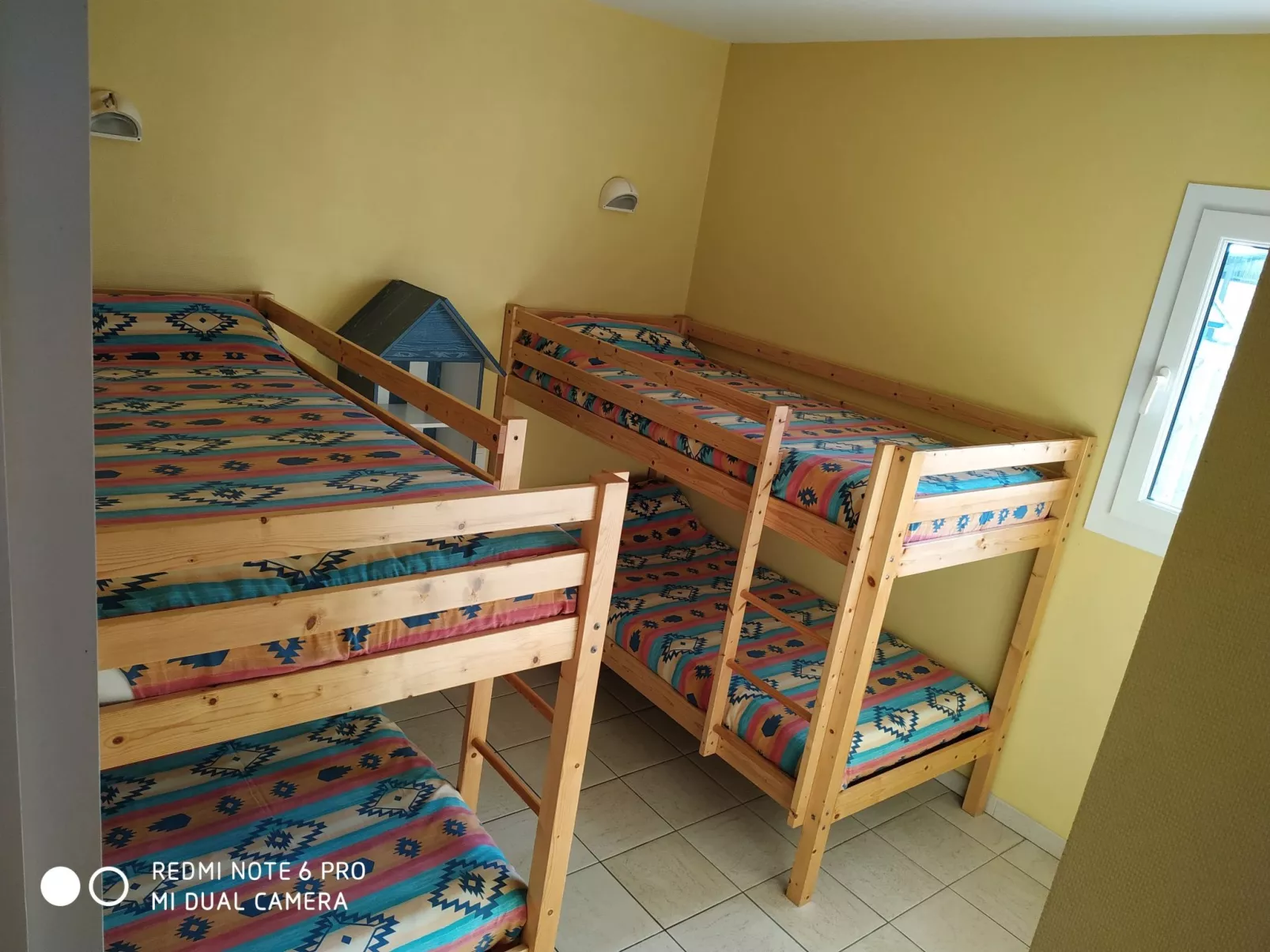 Haus am Meer, die Füße im Sand-Dedans