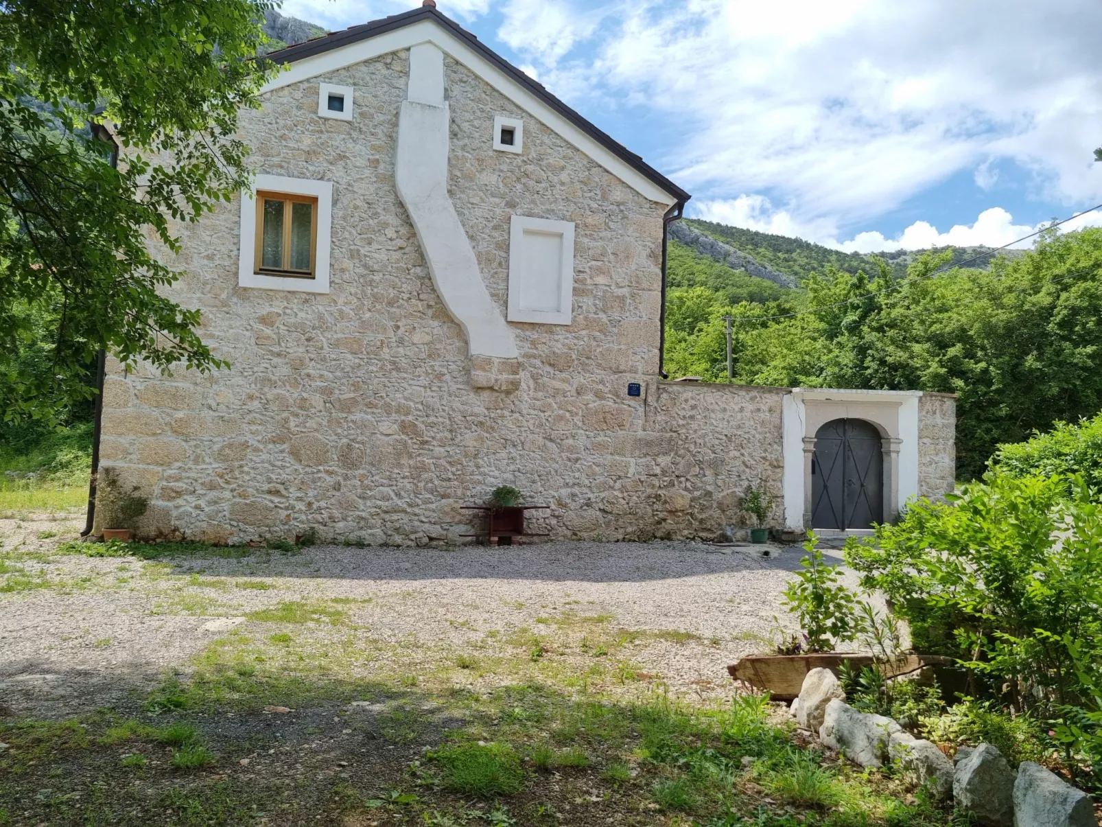 Steinhaus mit privatem Außenpool-Draußen