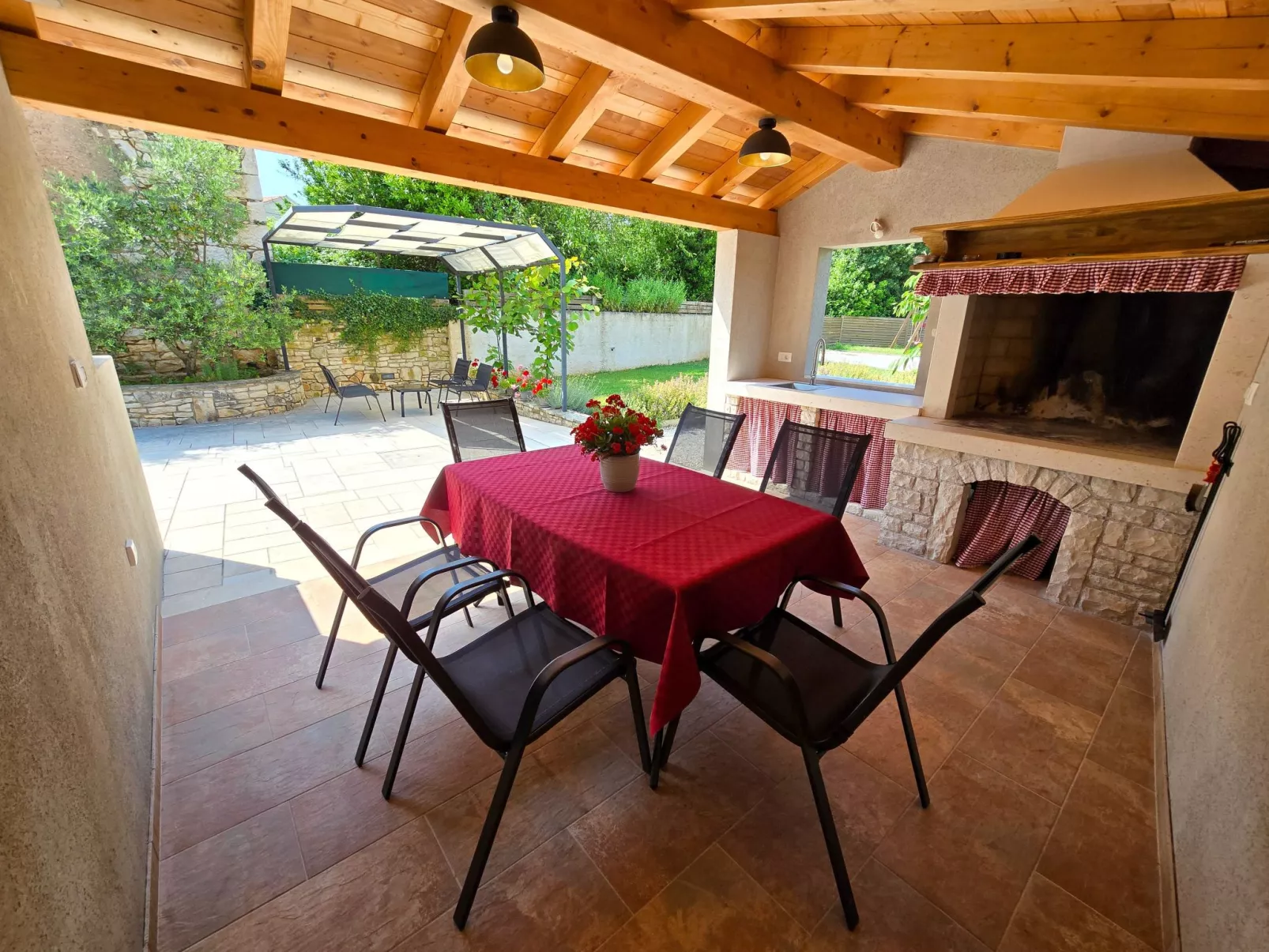 Typisch istrisches Steinhaus Brnistra in Rakalj-Draußen