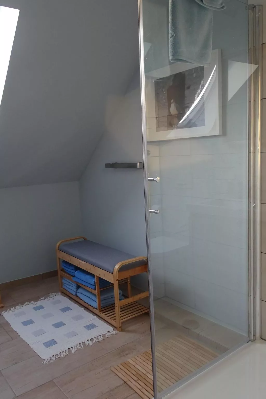 Gemütliches Dachgeschoss-Apartement mit Seeblick und großem Garten am Wasser-Dedans