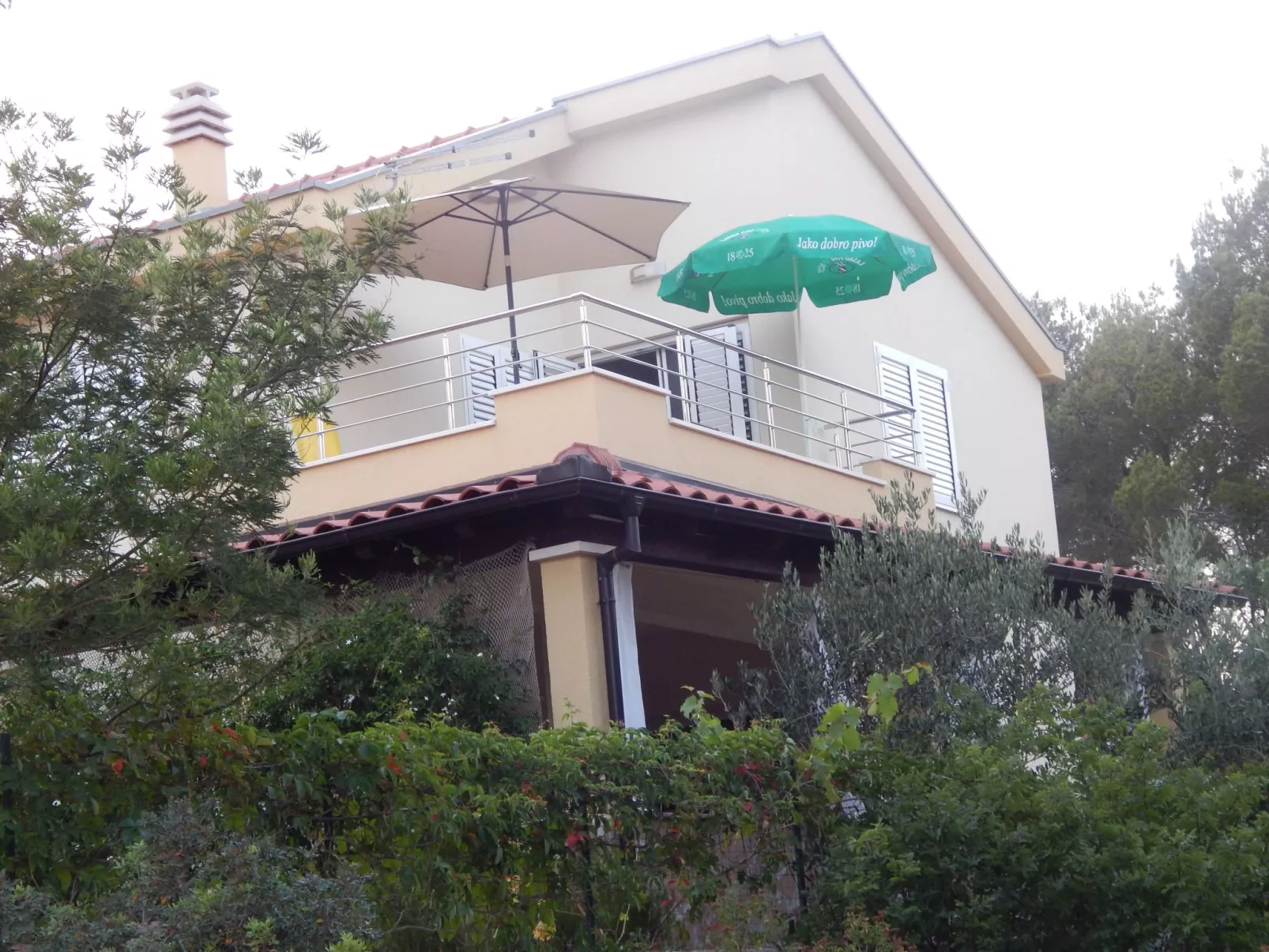 Für 4 Personen ca. 60 m&sup2; in Milna auf Brac, Adriaküste Kroatien (Kroatisch-Dehors