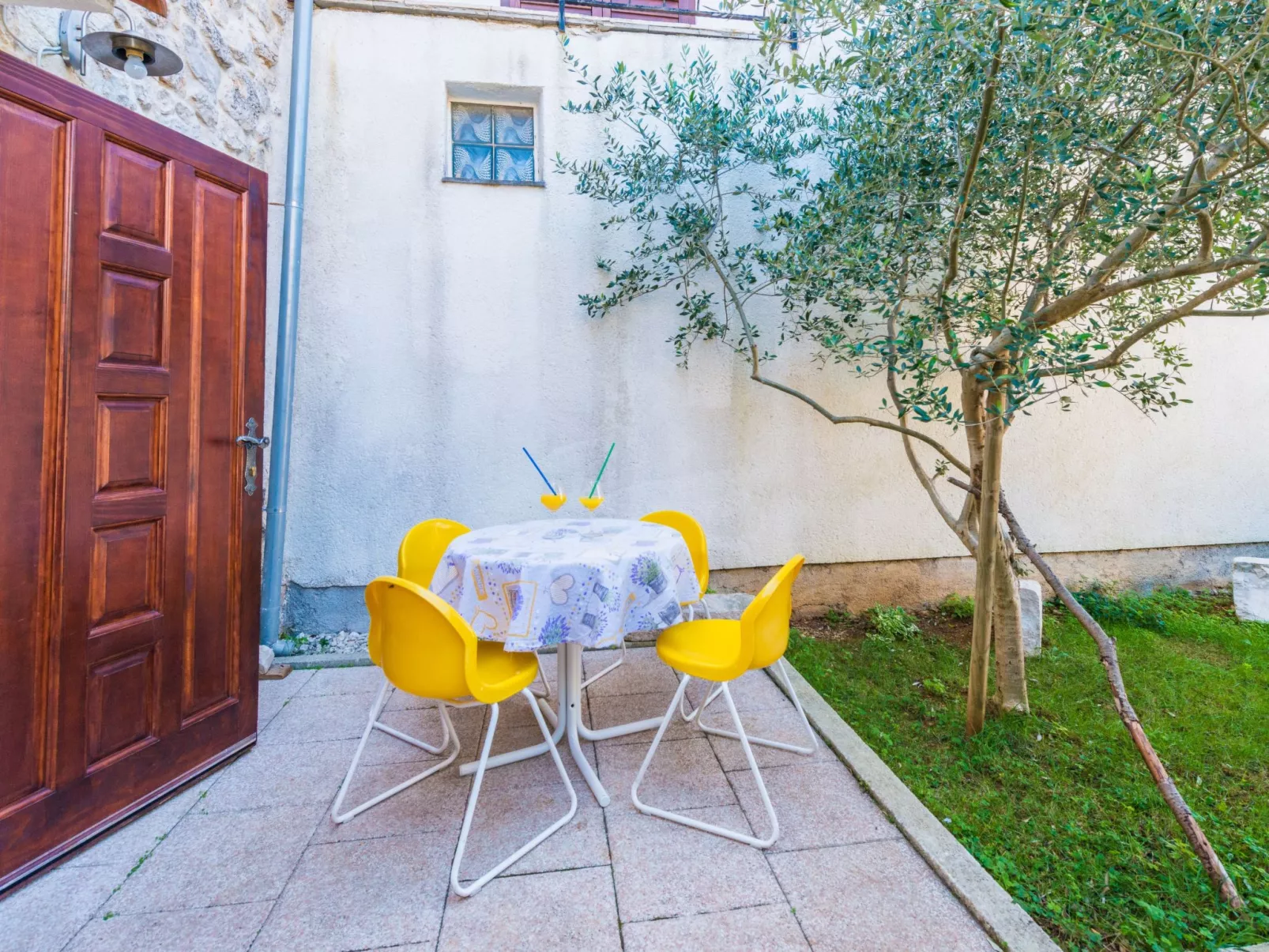 In Sukošan mit Privatem Garten-Dehors