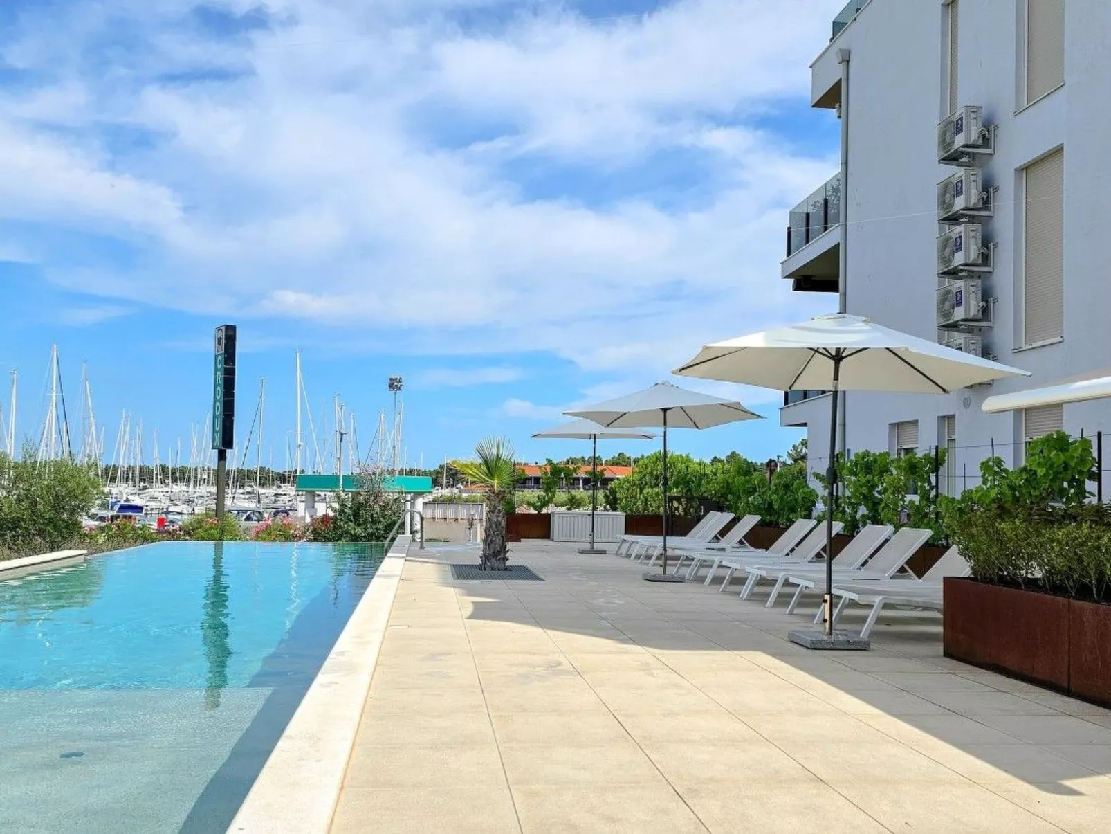 Green Oasis mit Schwimmbad-Image-tags.info