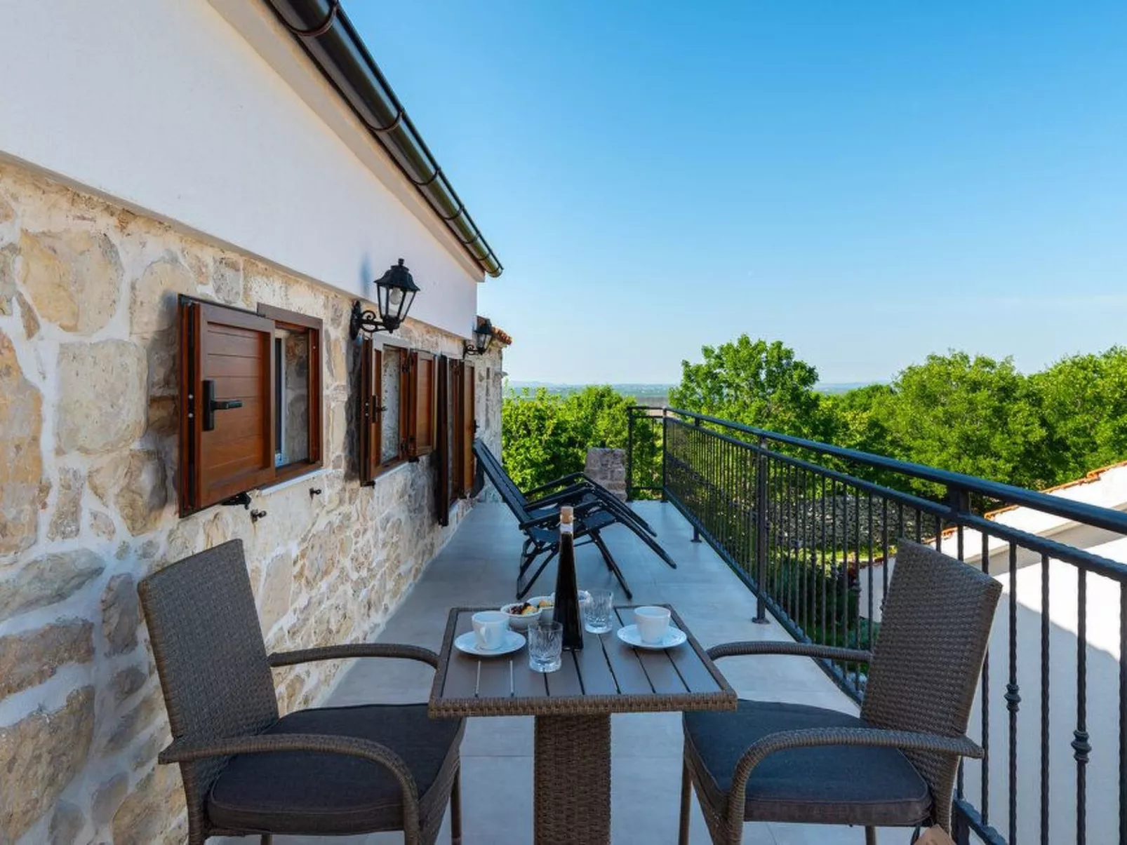 Mit Jacuzzi-TA Leut Agency-Outside