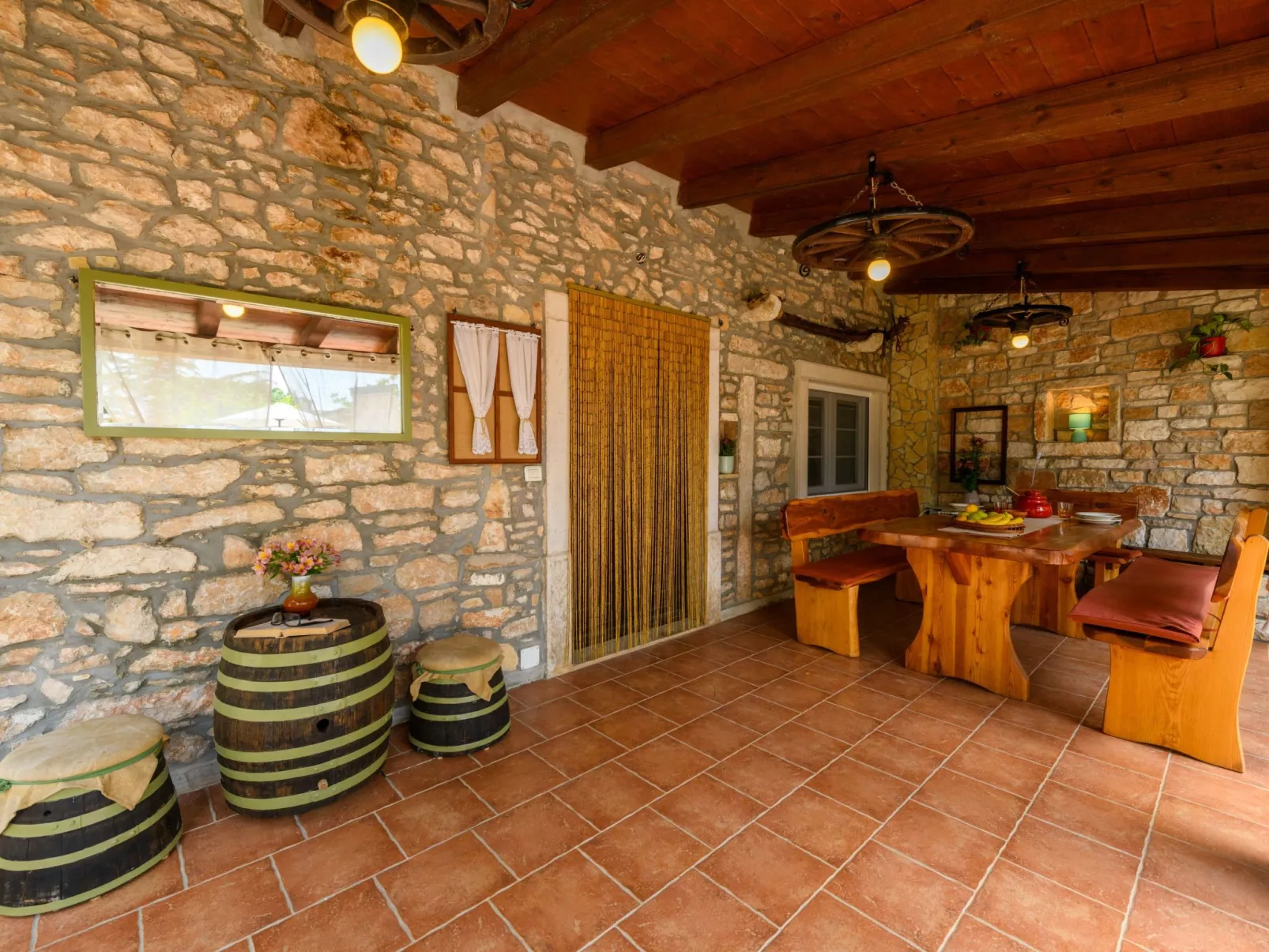 Mit Garten, Terrasse und Grill-Outside