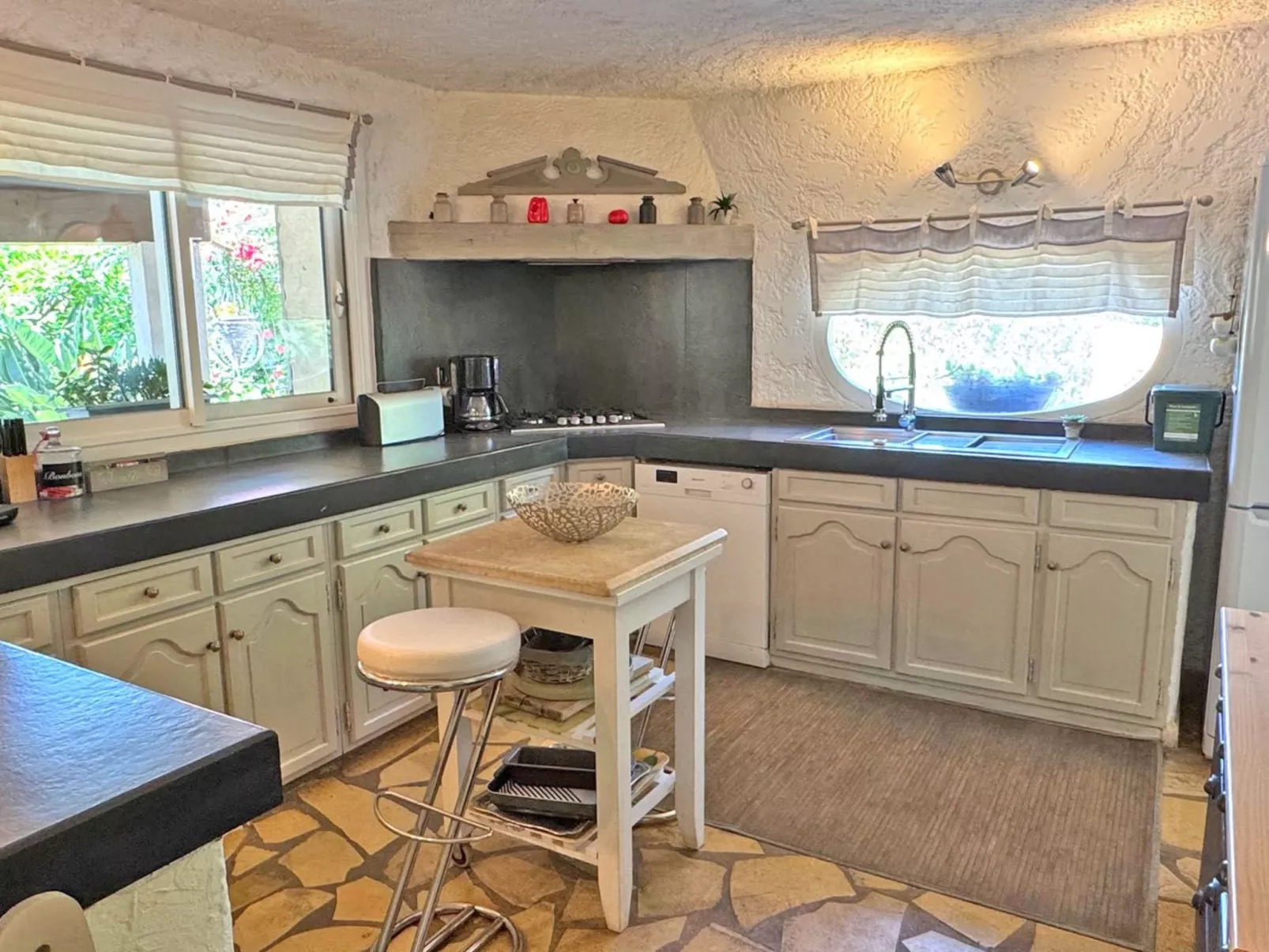 Schöne Villa mit innovativer Architektur in einem grünen Nest im Herzen des Mas-Drinnen