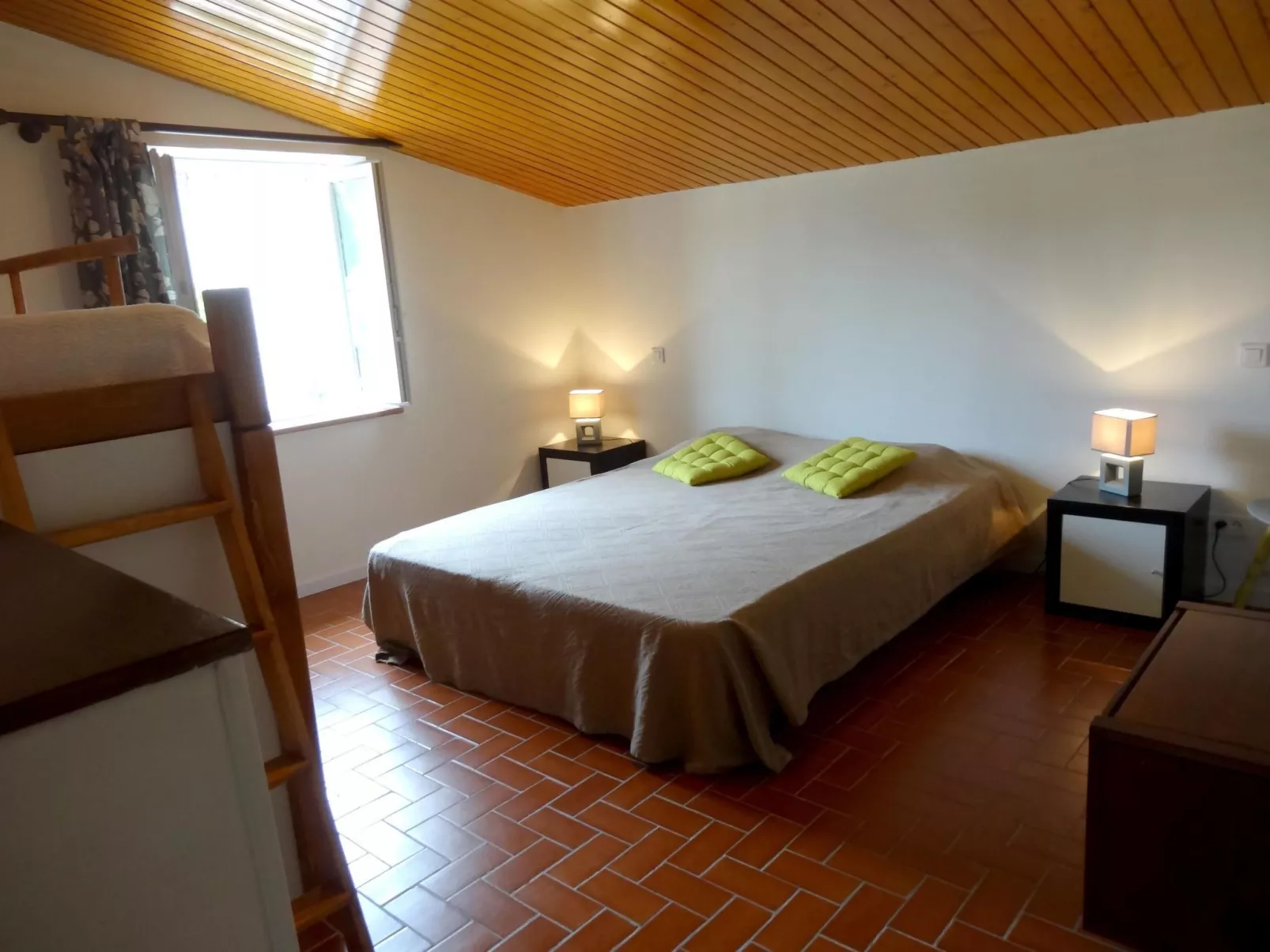 "La Source" mit Pool-Drinnen