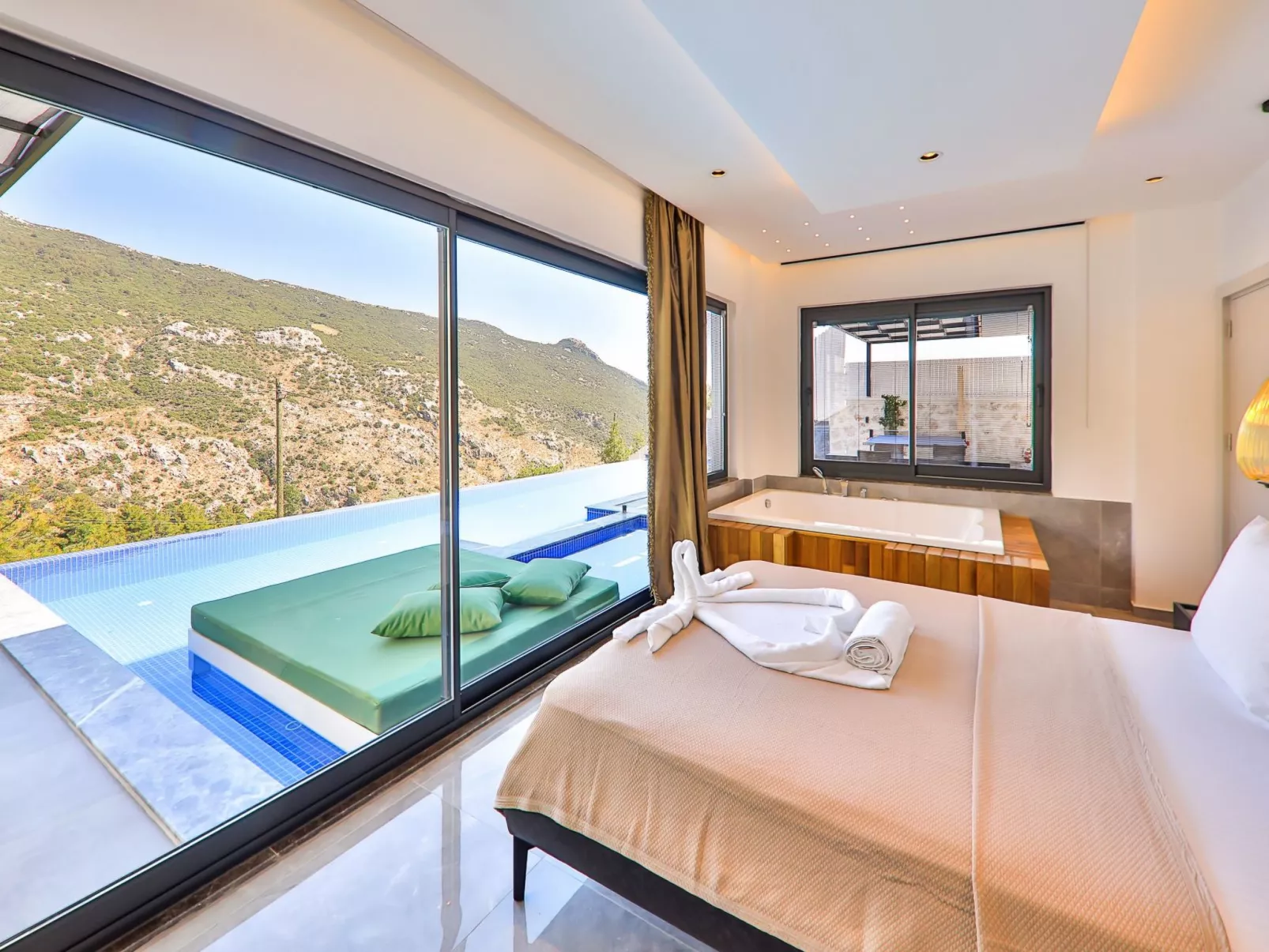 Mediterranean 2-Drinnen