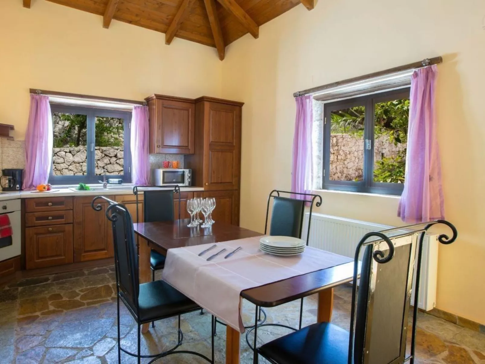 In Apollonii mit privatem Pool-Drinnen