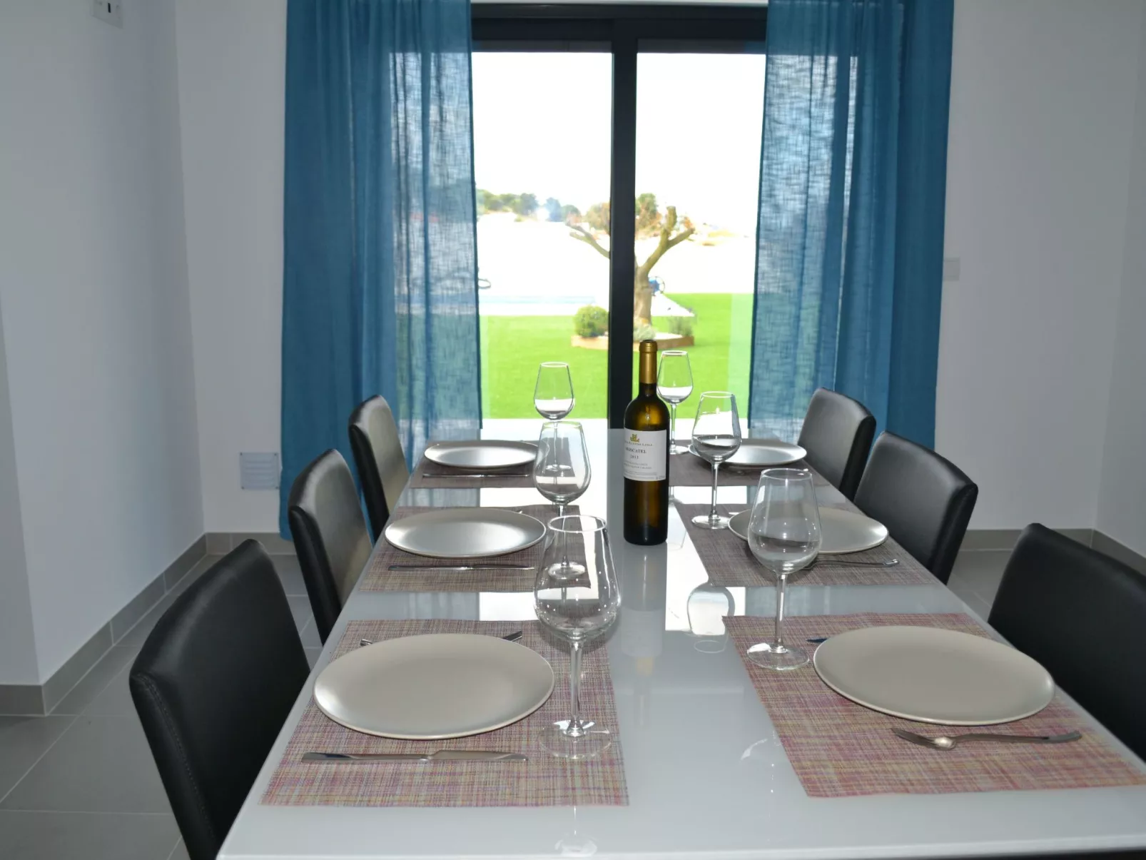 Neue moderne Villa mit privatem Pool-Dedans