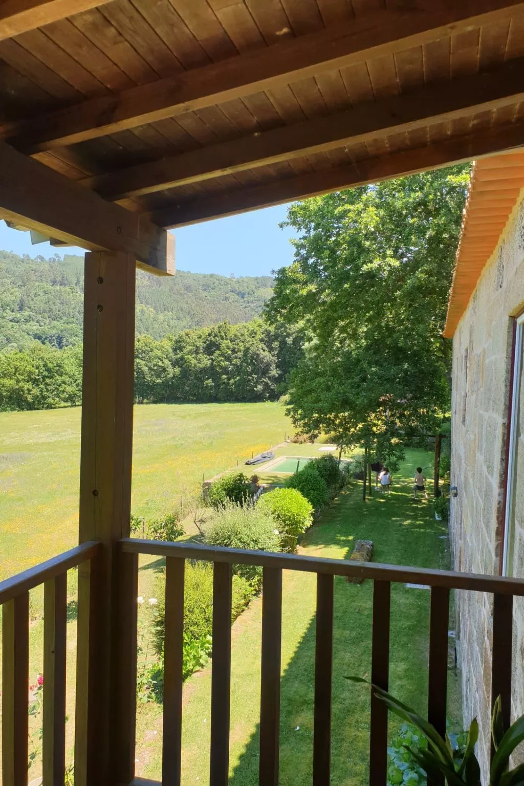 Haus jenseits des Flusses-Draußen