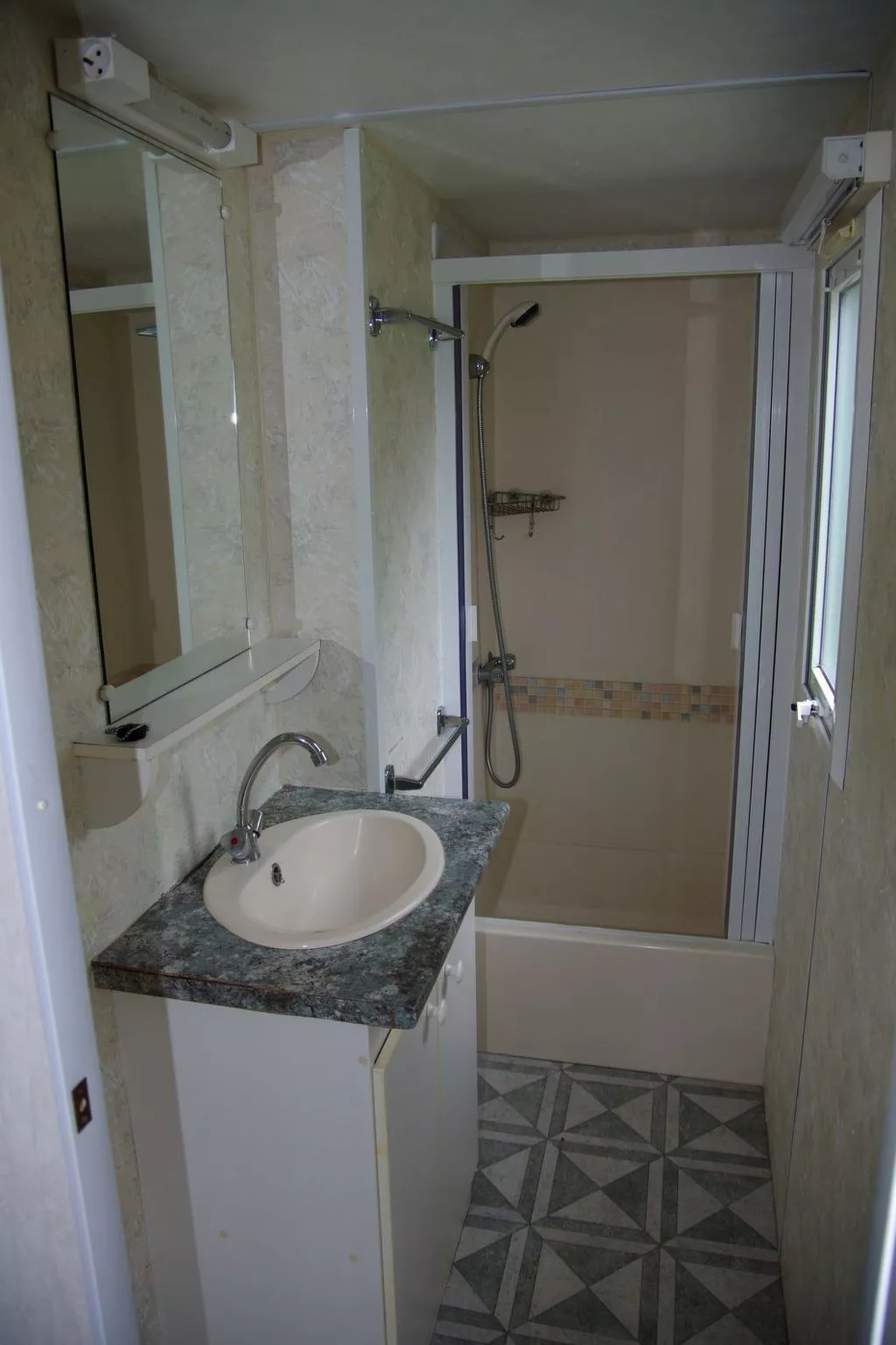 Mobiles Haus mit Blick auf das Wasser-Inside