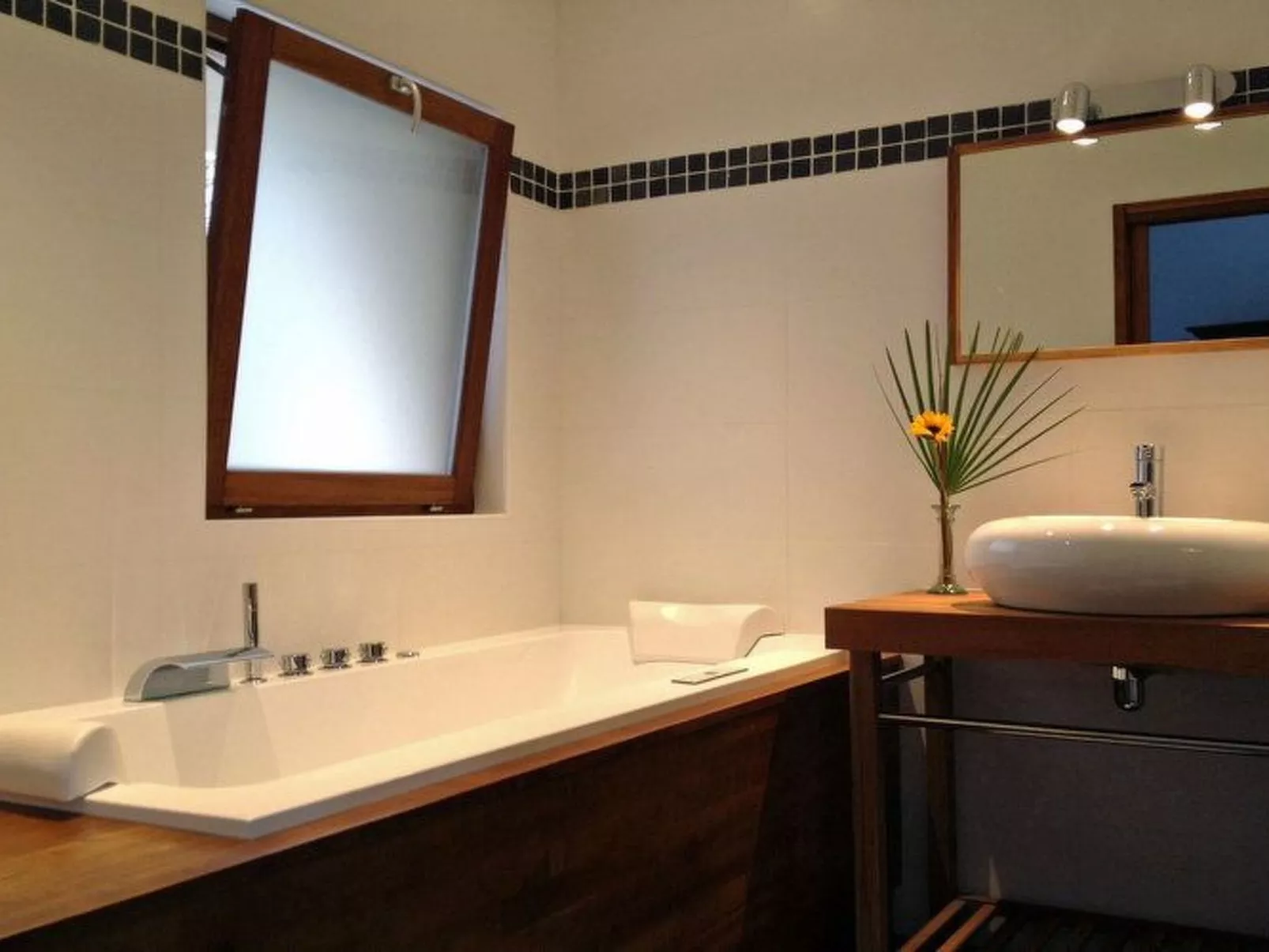 Domäne "Suite Luna" mit Infinity-Pool-Image-tags.info