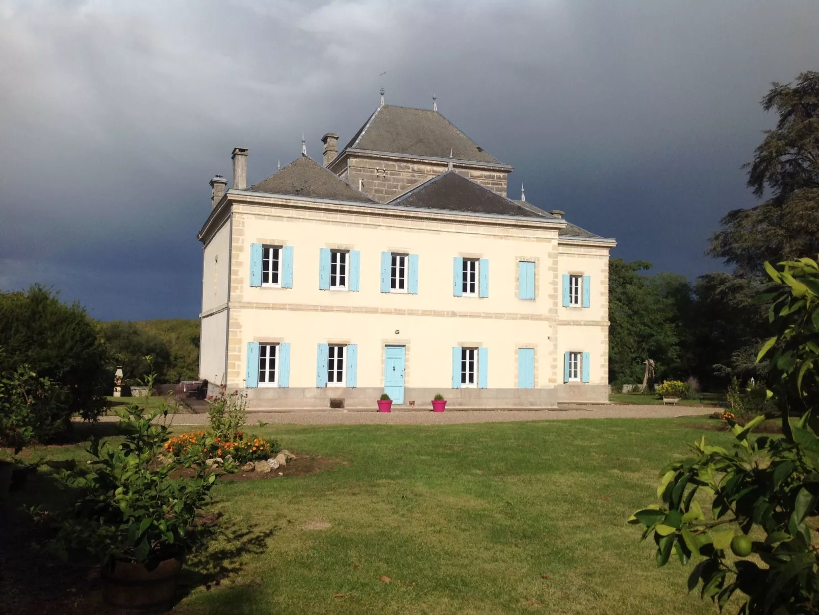 Schloss mit Überlaufpool an der Dordogne-Outside