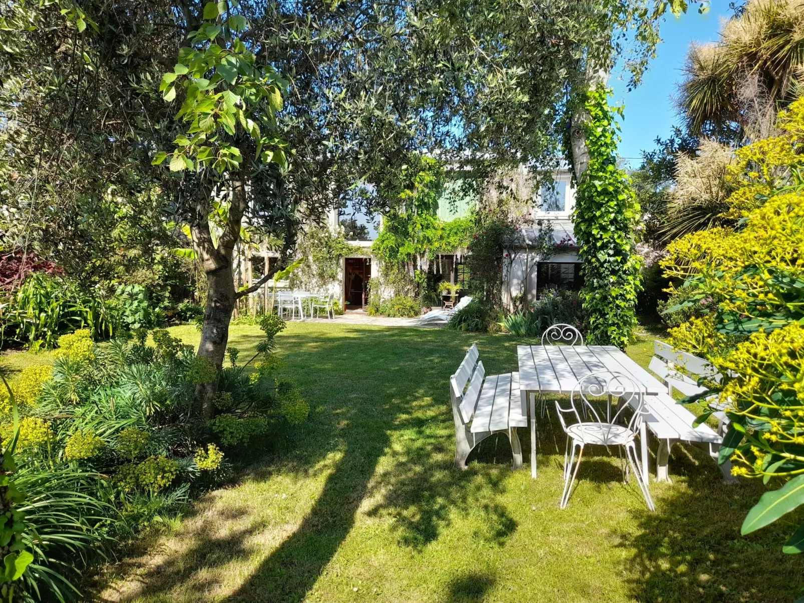 Großes Familienhaus mit schön angelegtem Garten-Dehors
