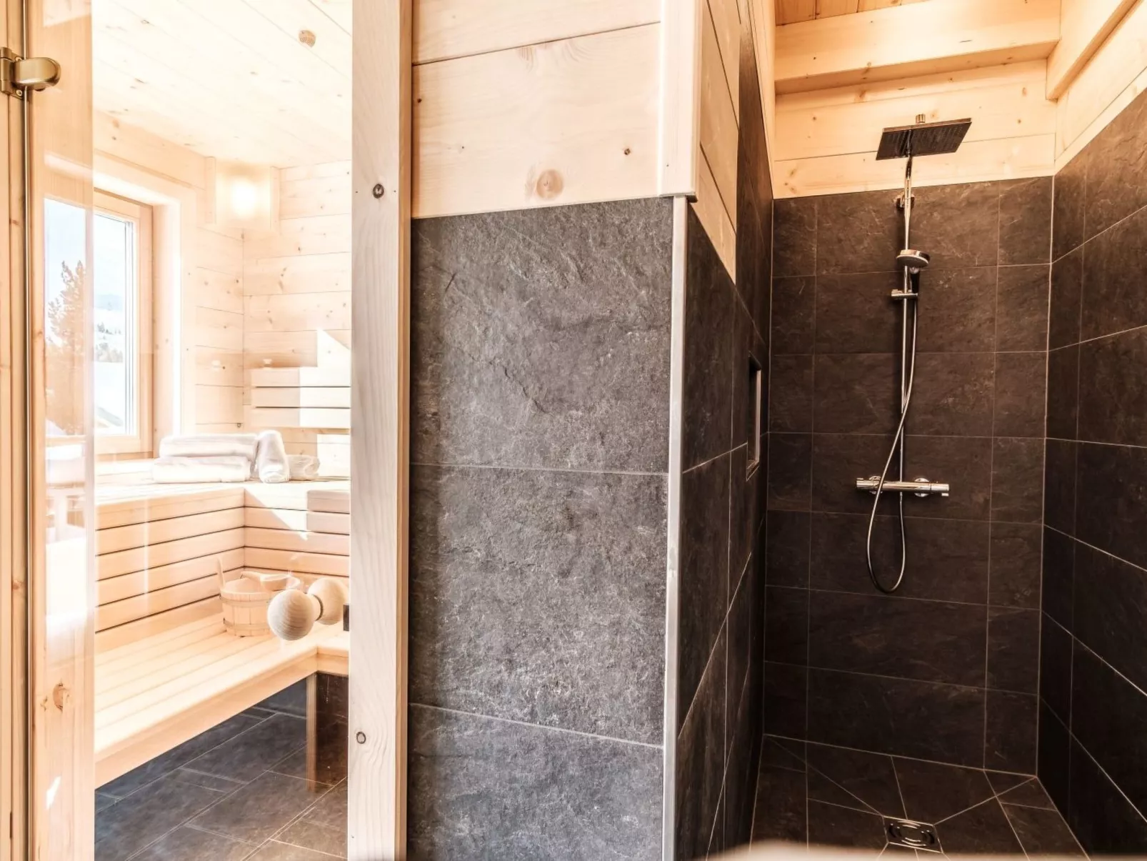 Heidi Chalets Falkertsee – Luxus für Familien & Wellnessurlauber - Draußen