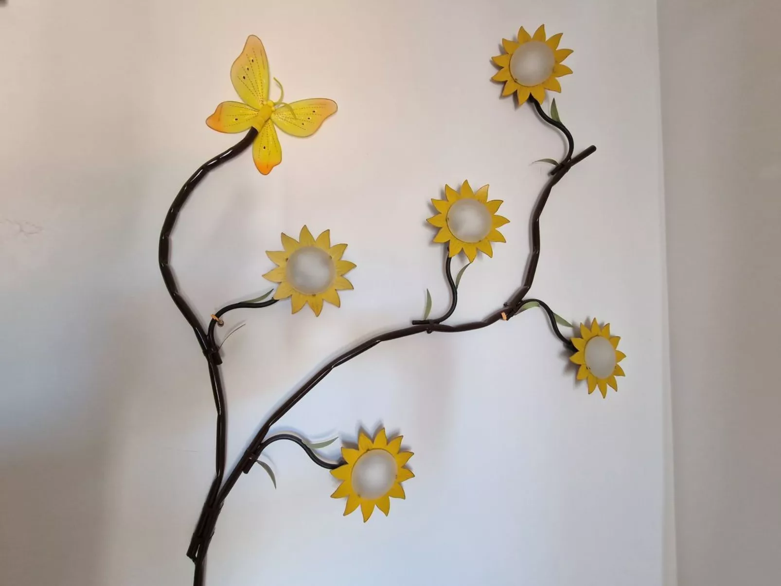 Vollständig umschlossene und großzügig angelegte dreistöckige Ferienvilla mit f-Dedans