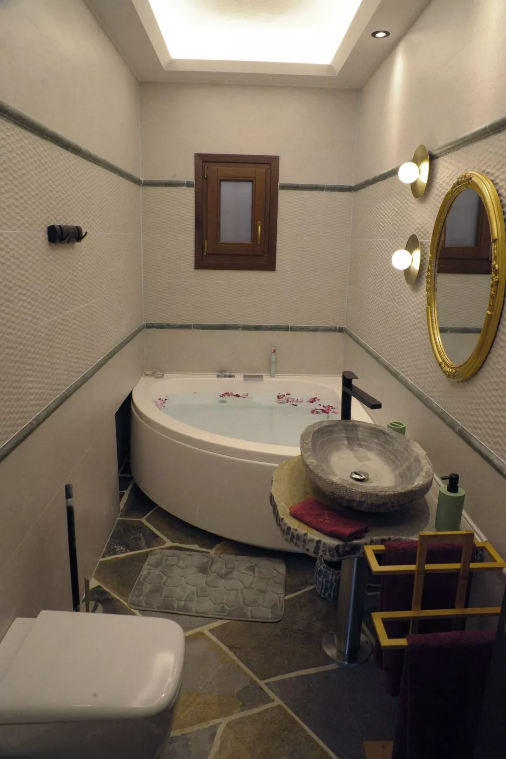 Anwesen mit eigenem Jacuzzi-Drinnen