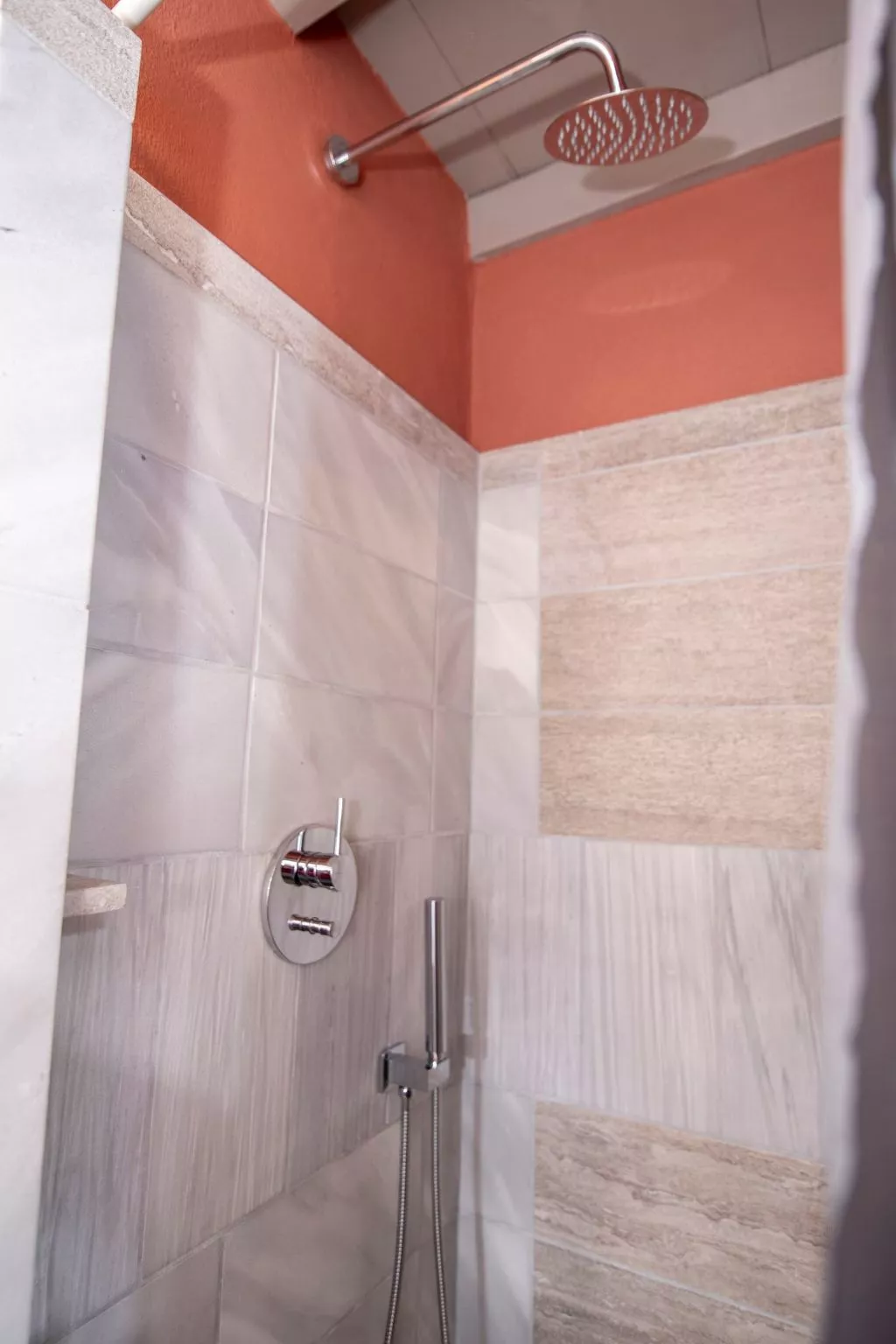 "Goulas" mit Blick auf das Wasser-Drinnen