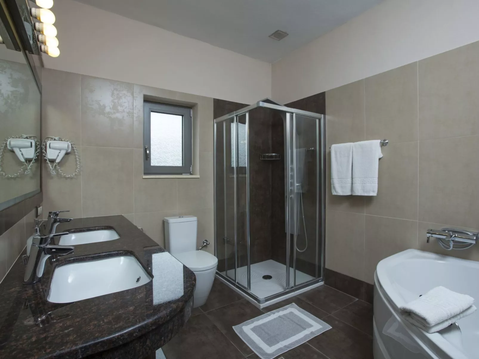 Ferienvilla mit Blick auf das Wasser-Image-tags.info