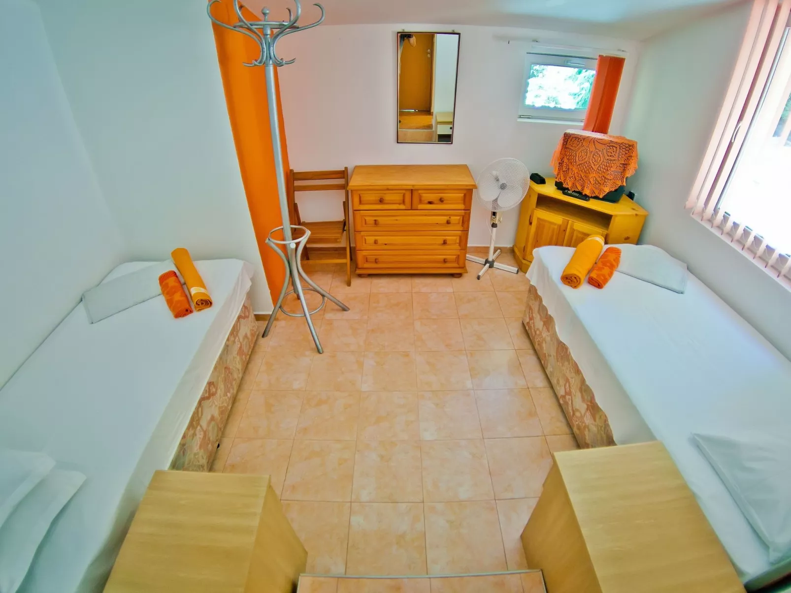 Mit Blick auf das Wasser-Drinnen