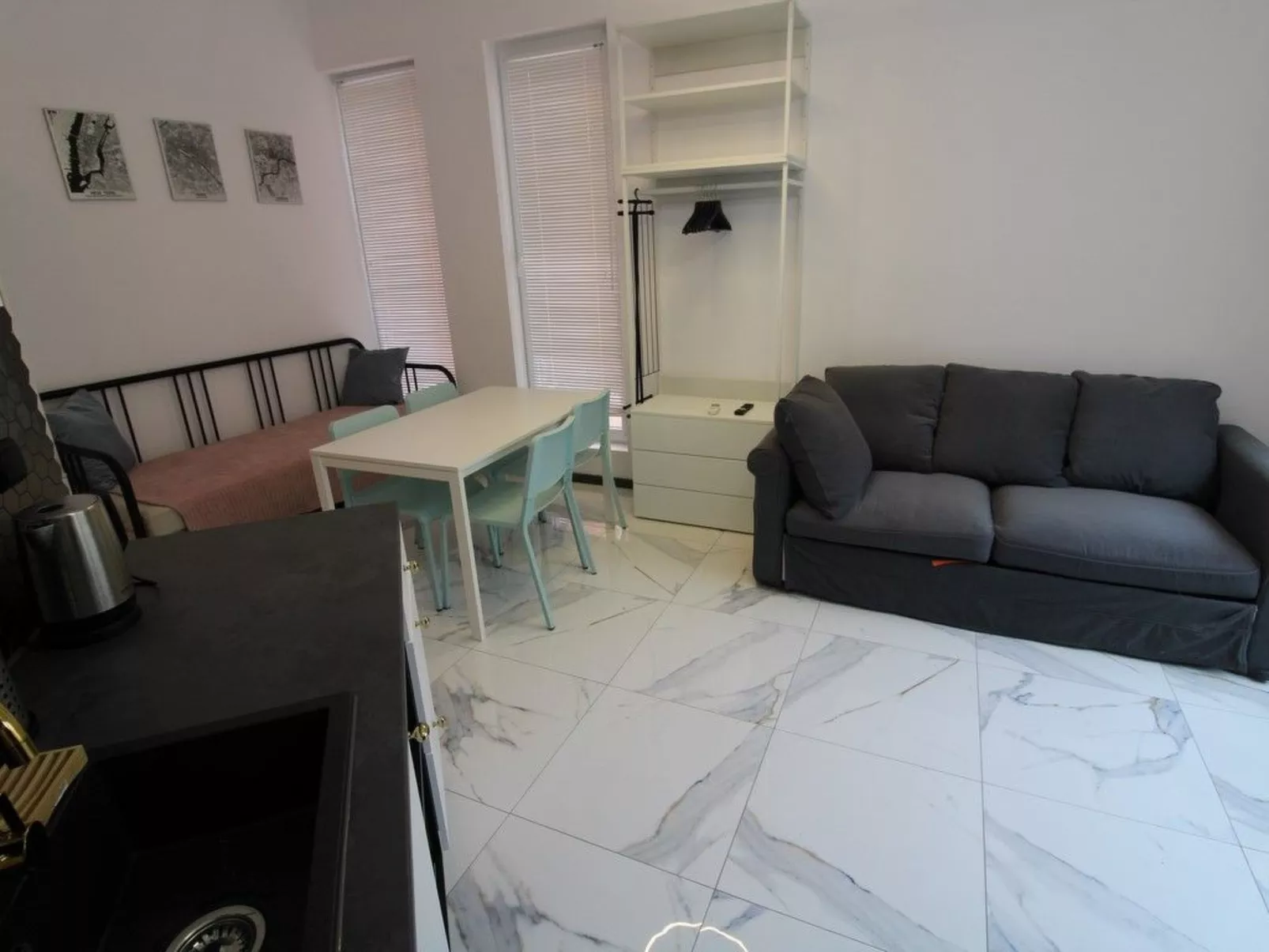 Menada - Sonnentag 6 - Modernes Studio - Drinnen