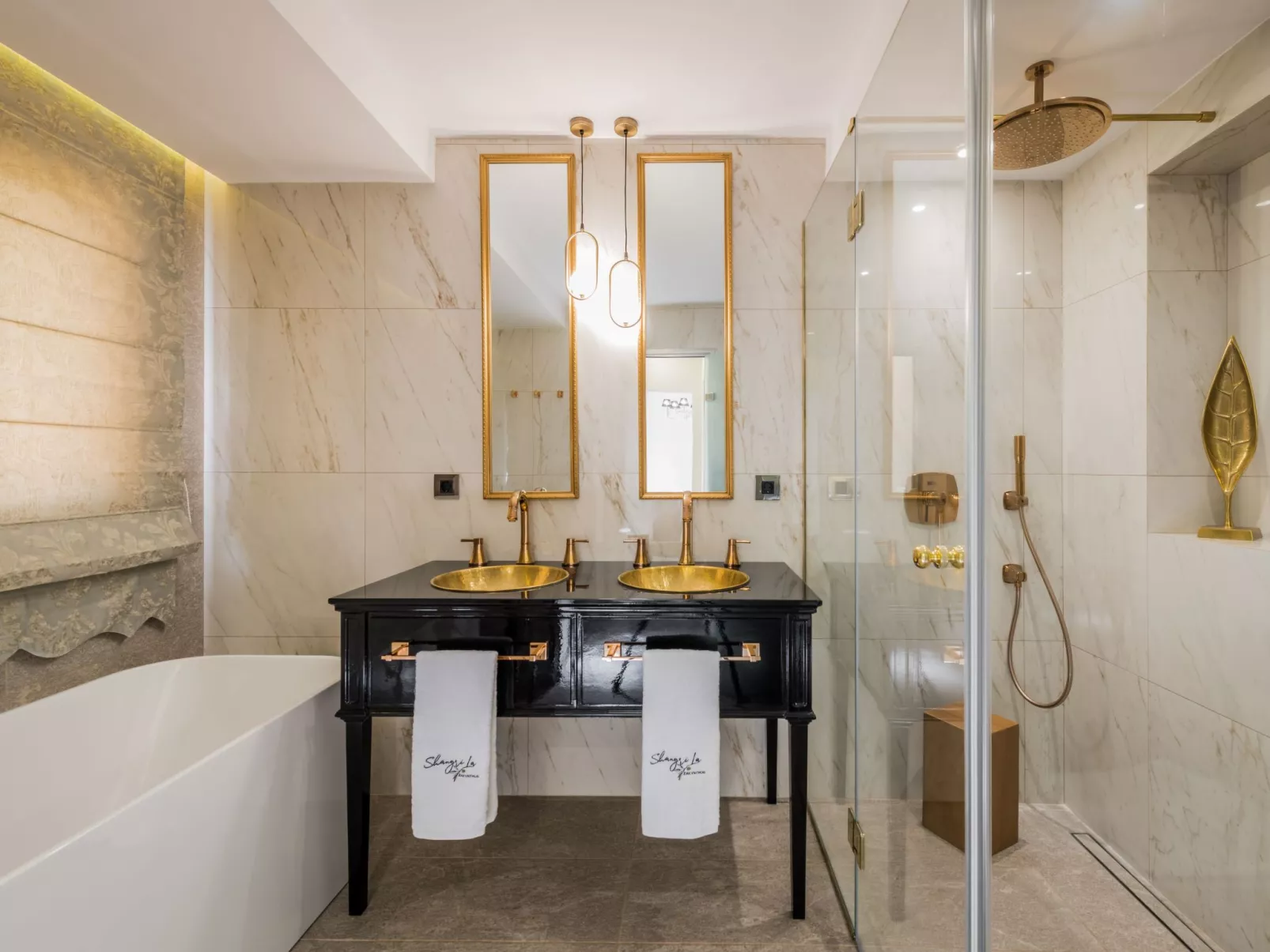 In Arkadii mit Außenpool-Drinnen