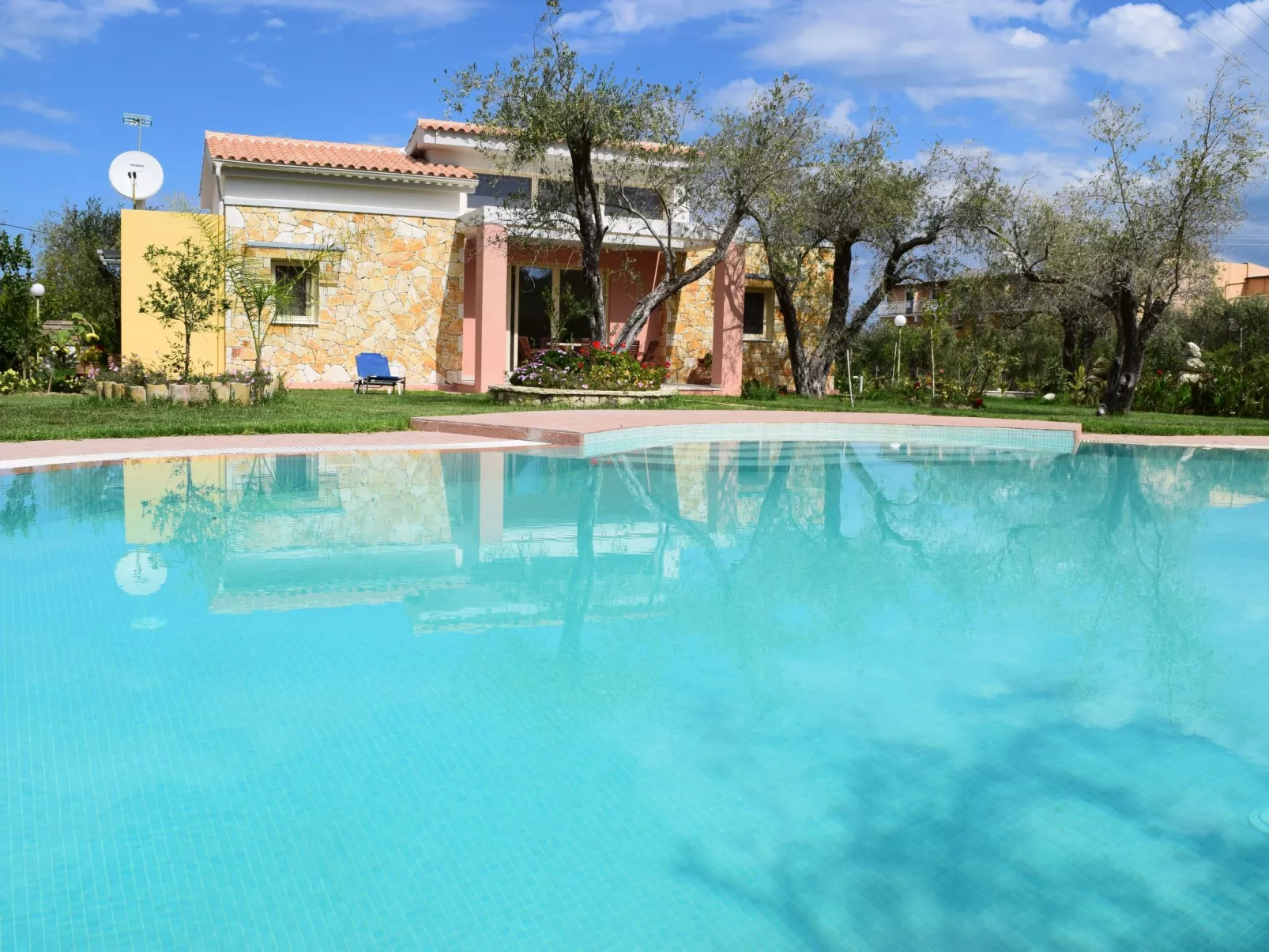 Villa Thalassa mit Schwimmbad und Garten-Draußen