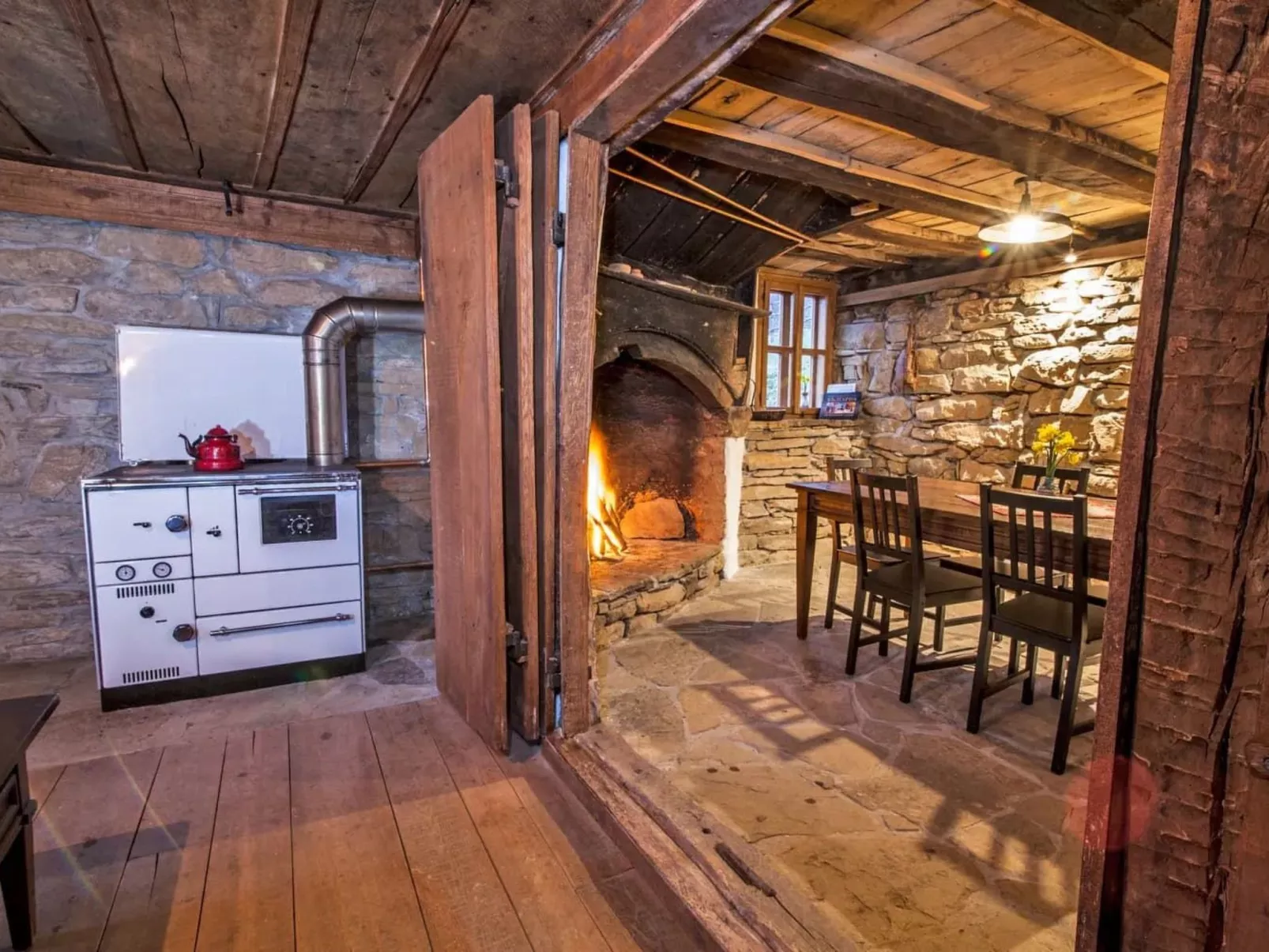 Authentisches Haus mit Bergblick - Karashka-Drinnen