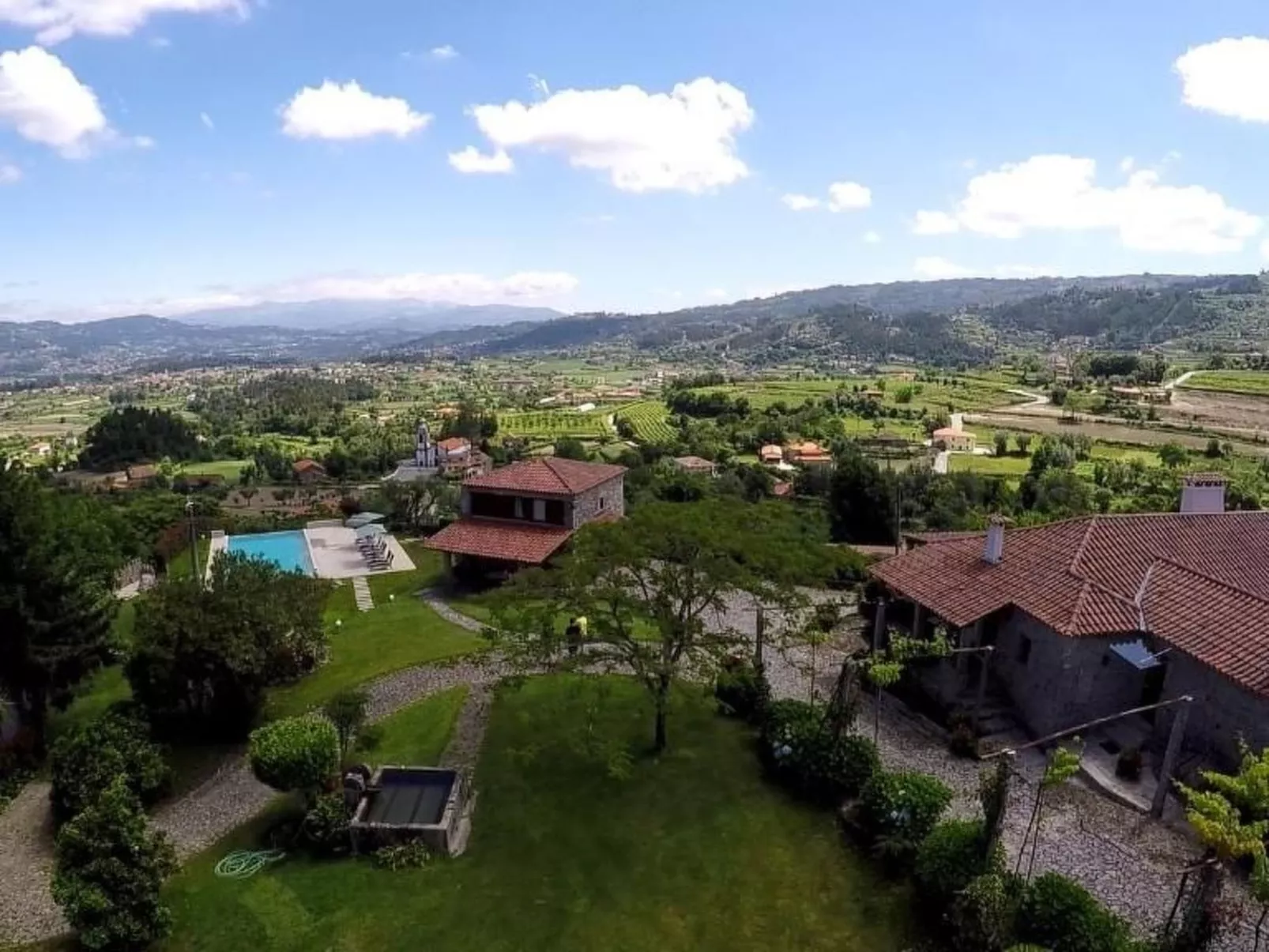 Fabelhafter Pool in einer atemberaubenden Landschaft-Draußen