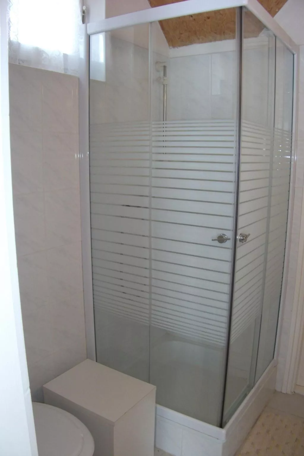 Mit Terrassen, Balkonen sowie Parkplatz-Dedans