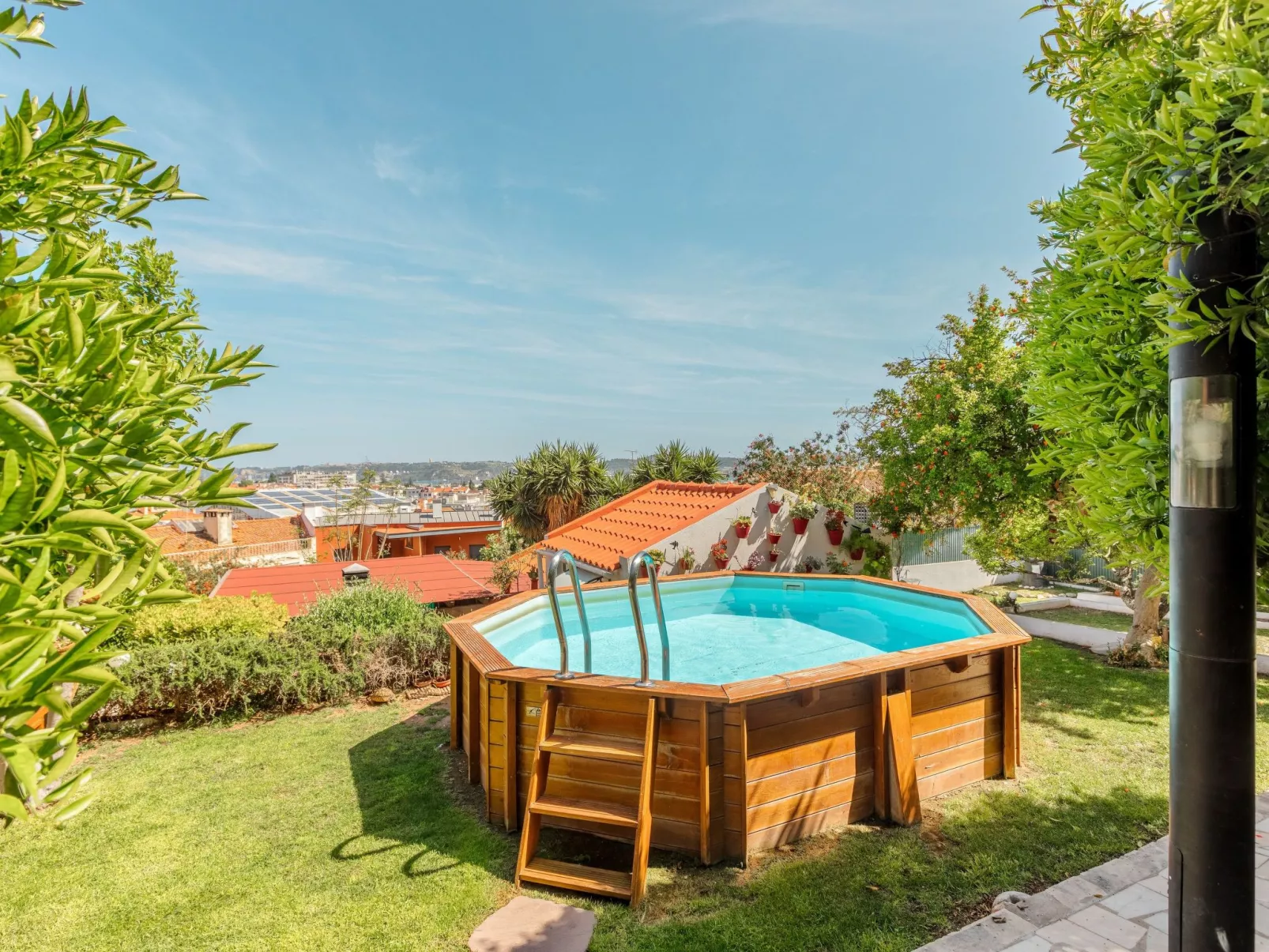 Nette Wohnung mit Kleinem gemeinsamem Pool - Outside