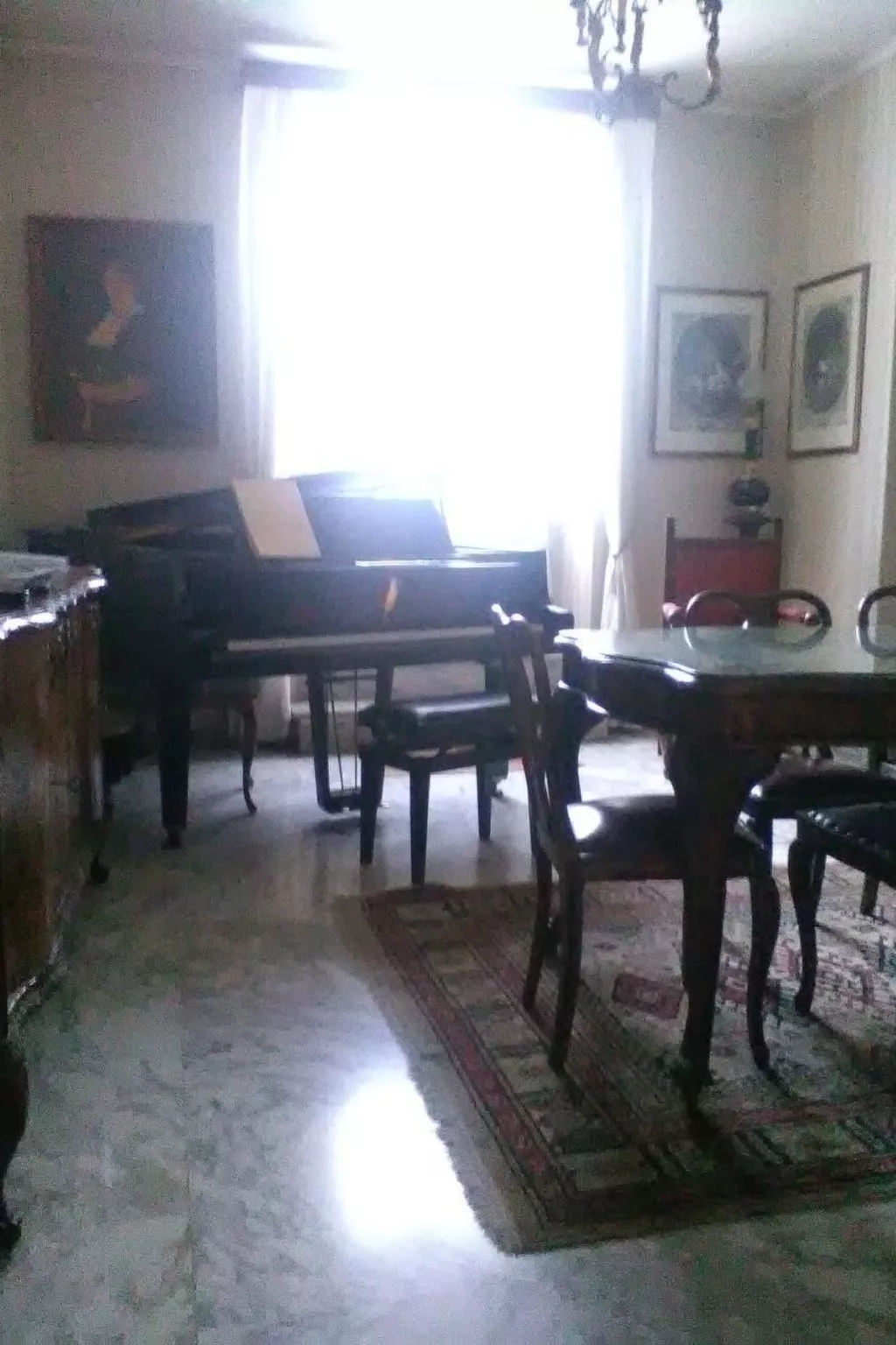 Nahe Rom mit Terrasse und einem Flügel-Inside