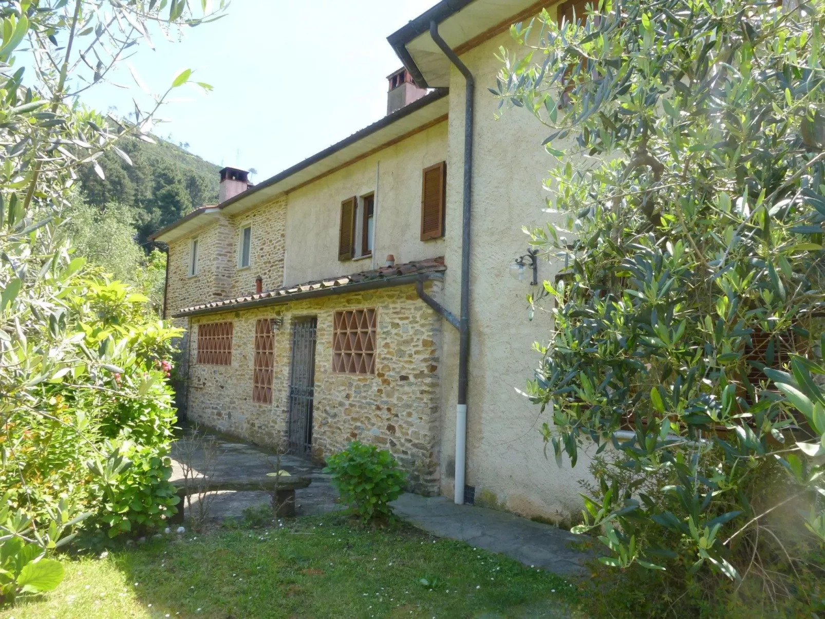 Mit Blick auf das Wasser-Dehors