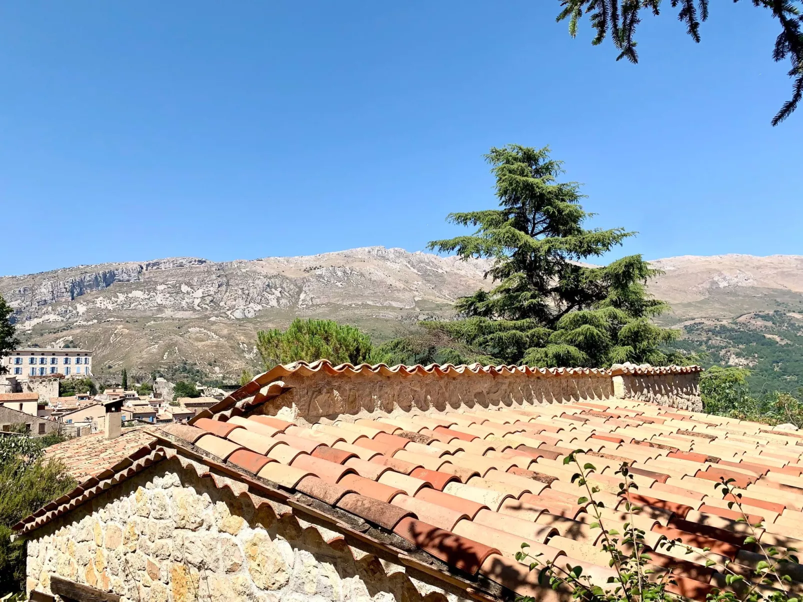 Steinhaus Garten und Blick auf die Berge-Outside