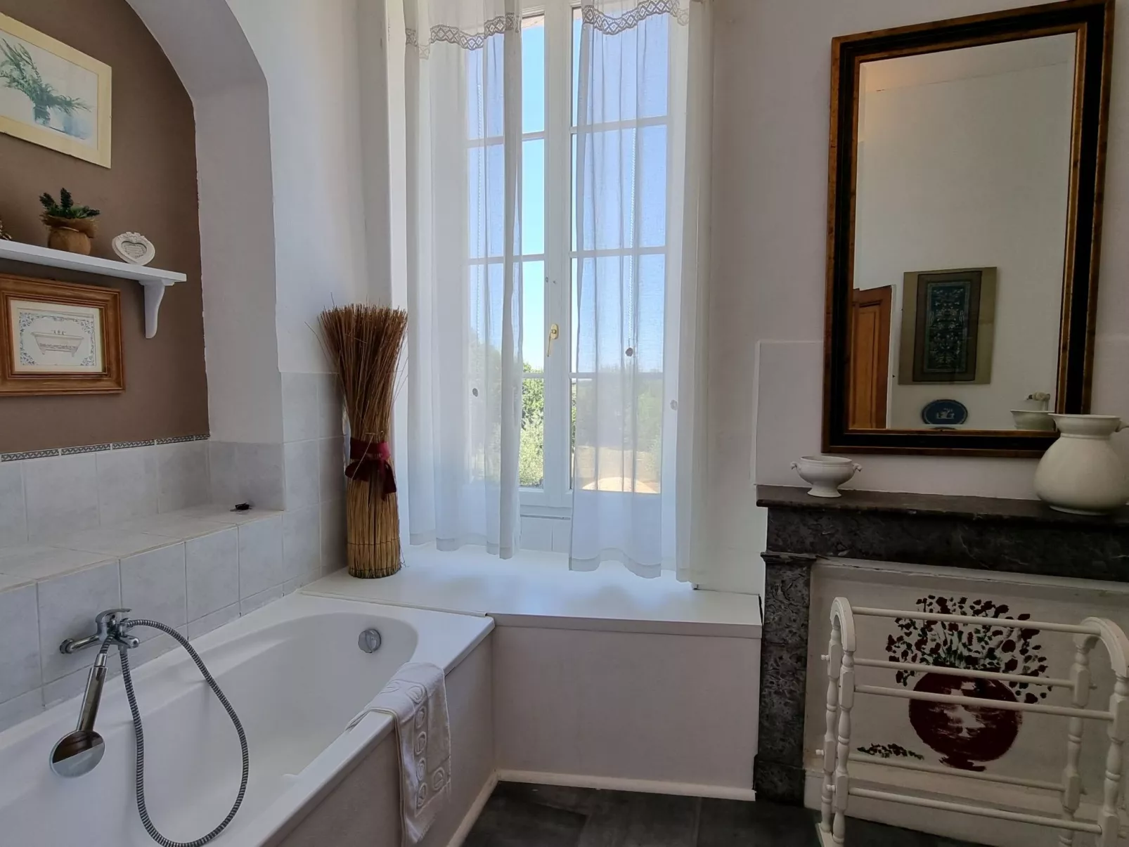 8-Zimmer-Schloss mit Pool und eigenem Park-Dedans