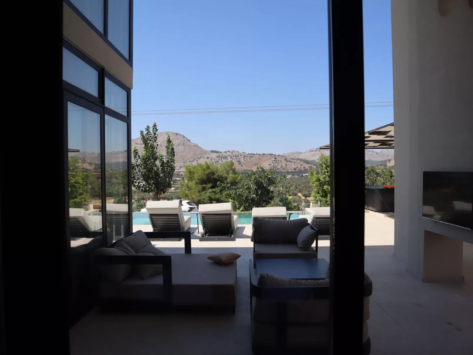 Trapezia Luxury Living -Garnet-Dedans