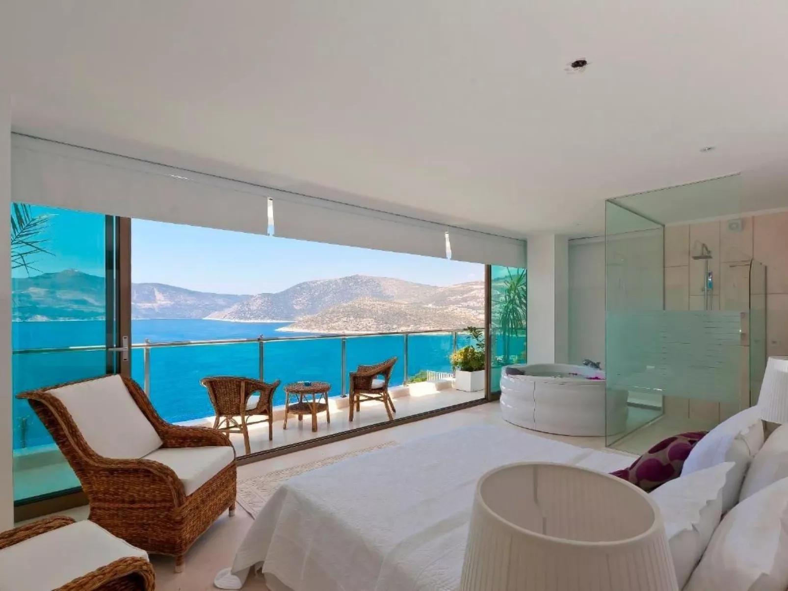 Ferienvilla mit Blick auf das Wasser-Dedans