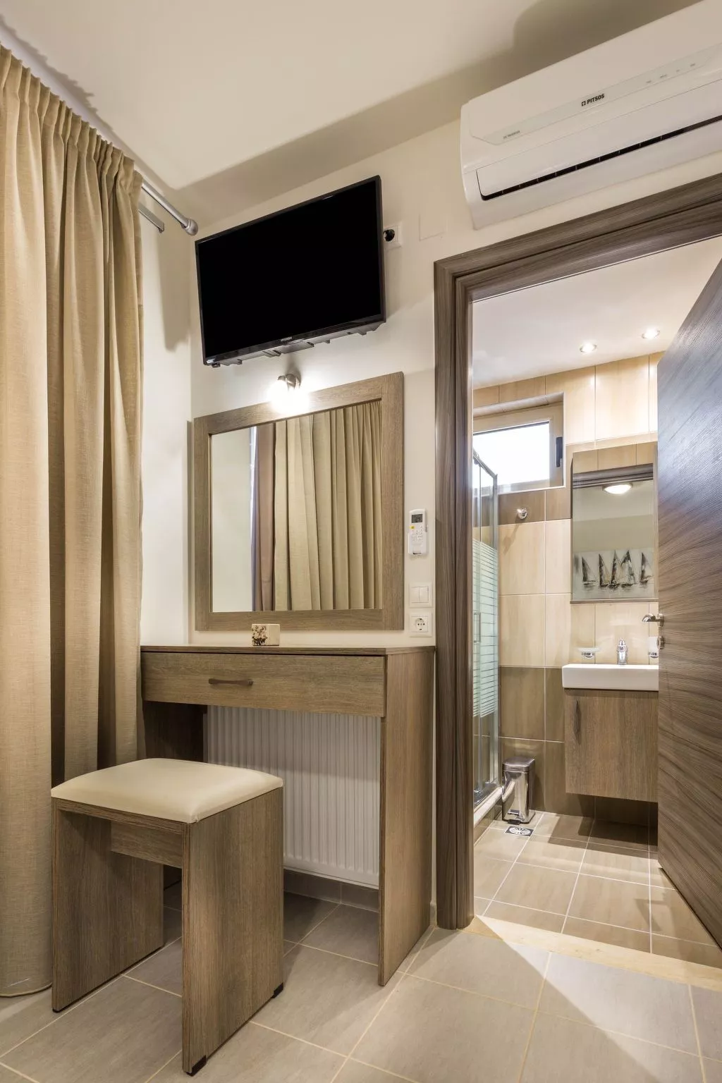 Elegante Villa an der Küste mit privatem Pool-Drinnen